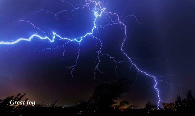 Sony a7R II + Voigtlander HELIAR-HYPER WIDE 10mm F5.6 sample photo. Lightning photography