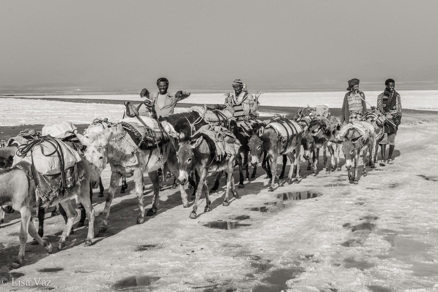 Sony a6000 + Sony Vario Tessar T* FE 24-70mm F4 ZA OSS sample photo. The afar people photography