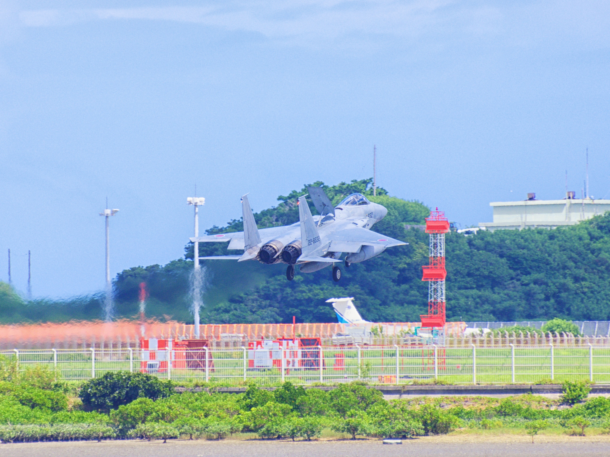 Olympus Zuiko Digital ED 70-300mm F4.0-5.6 sample photo. Landing of the self-defense forces aircraft. photography