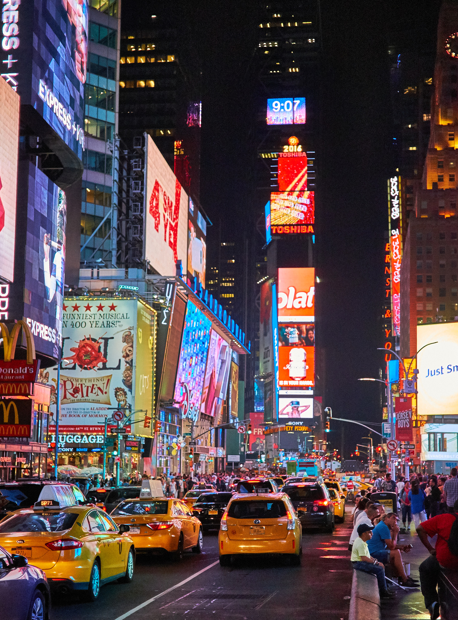 ZEISS Touit 32mm F1.8 sample photo. Times square just any evening photography