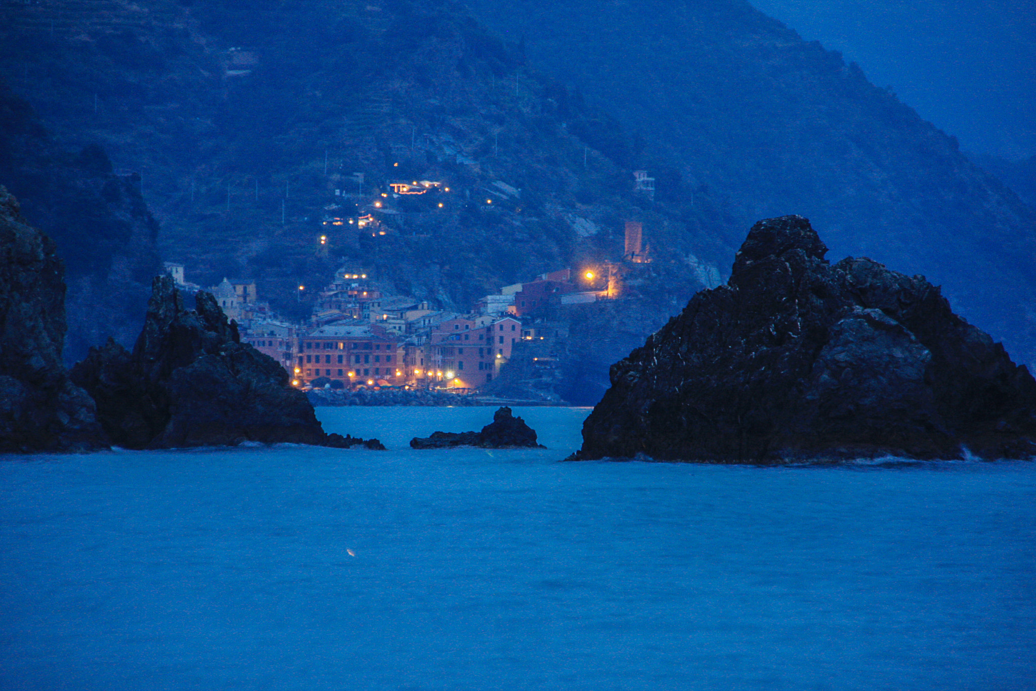 Canon EOS 40D + Sigma 18-250mm F3.5-6.3 DC OS HSM sample photo. Vernazza taken from monteroso photography