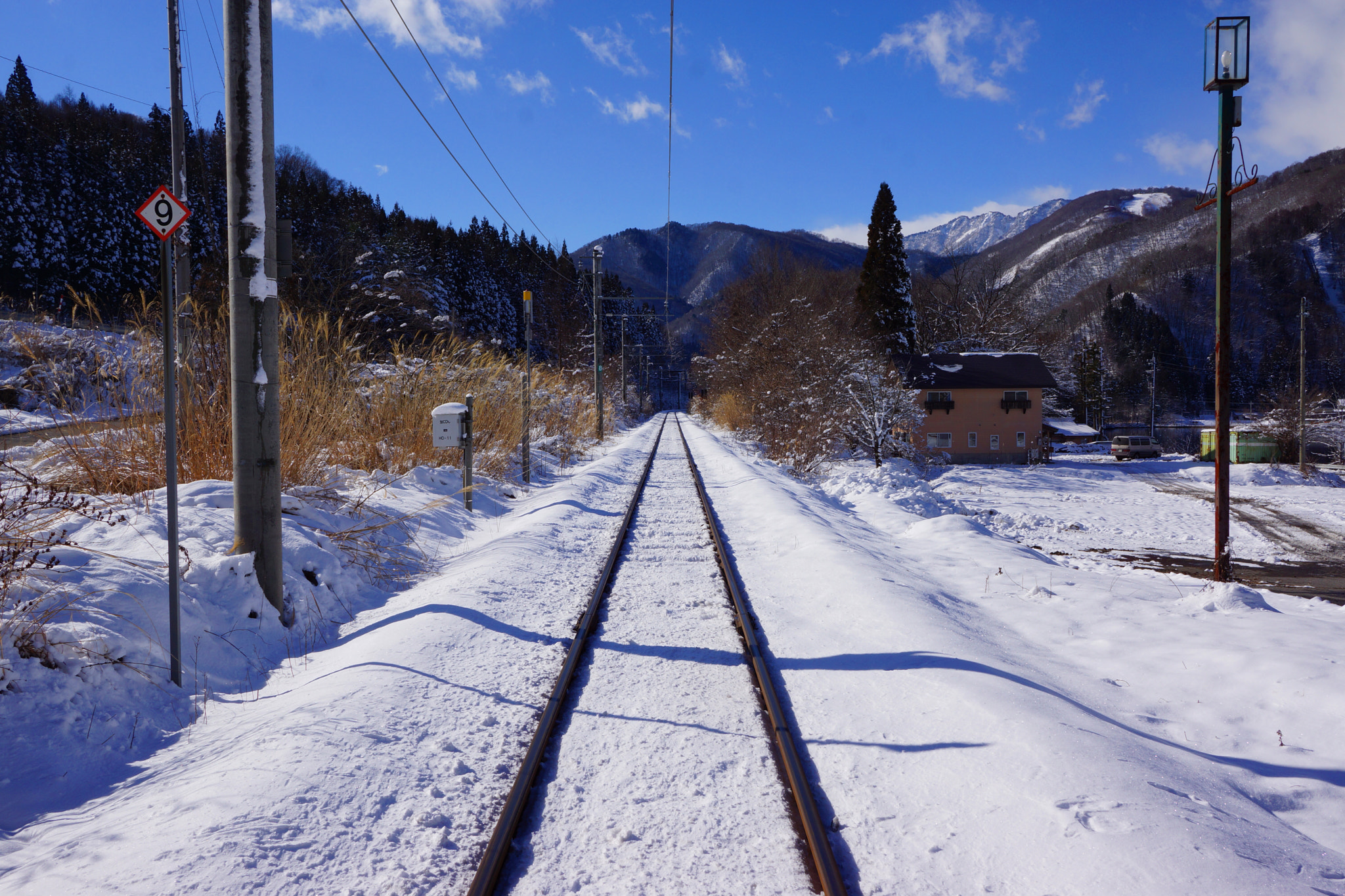 Sony Sonnar T* E 24mm F1.8 ZA sample photo. Snow road to far away photography