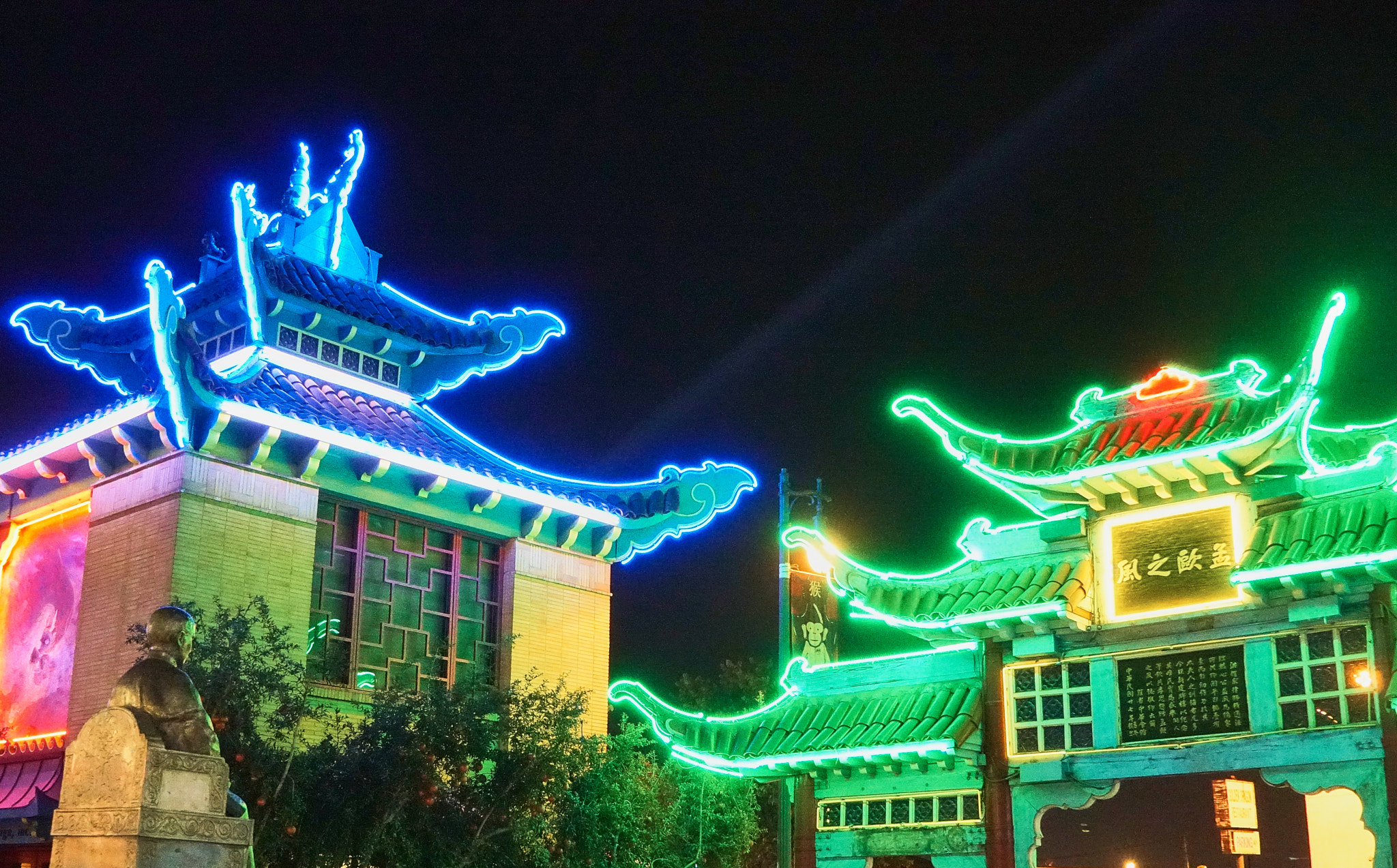 Sony a6300 + Sony Vario Tessar T* FE 24-70mm F4 ZA OSS sample photo. Chinatown summer nights neon photography