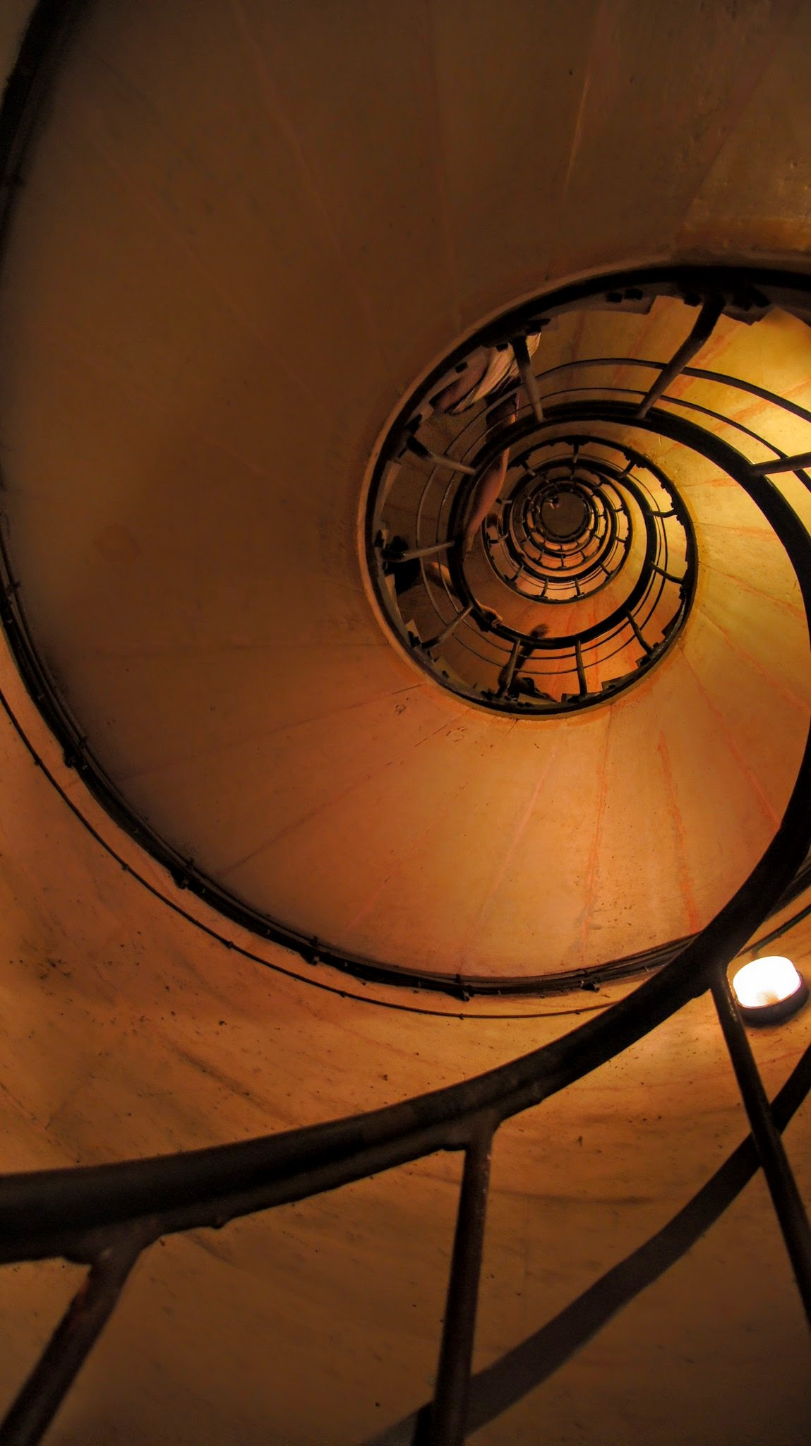Sony DT 16-105mm F3.5-5.6 sample photo. Stairs inside arch of triumph. paris france photography