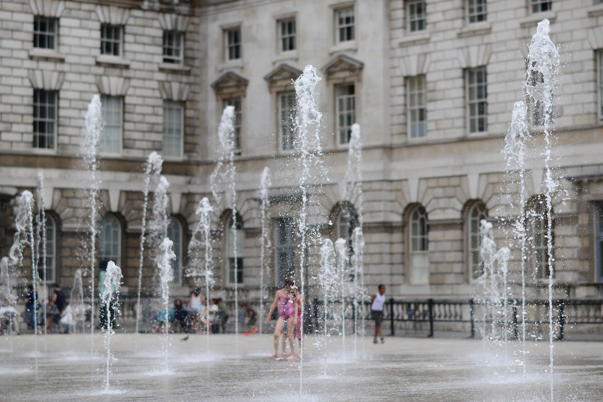 Nikon D800E + Nikon AF Nikkor 105mm F2D DC sample photo. Scorching summer days, sommerset house, lomdon photography