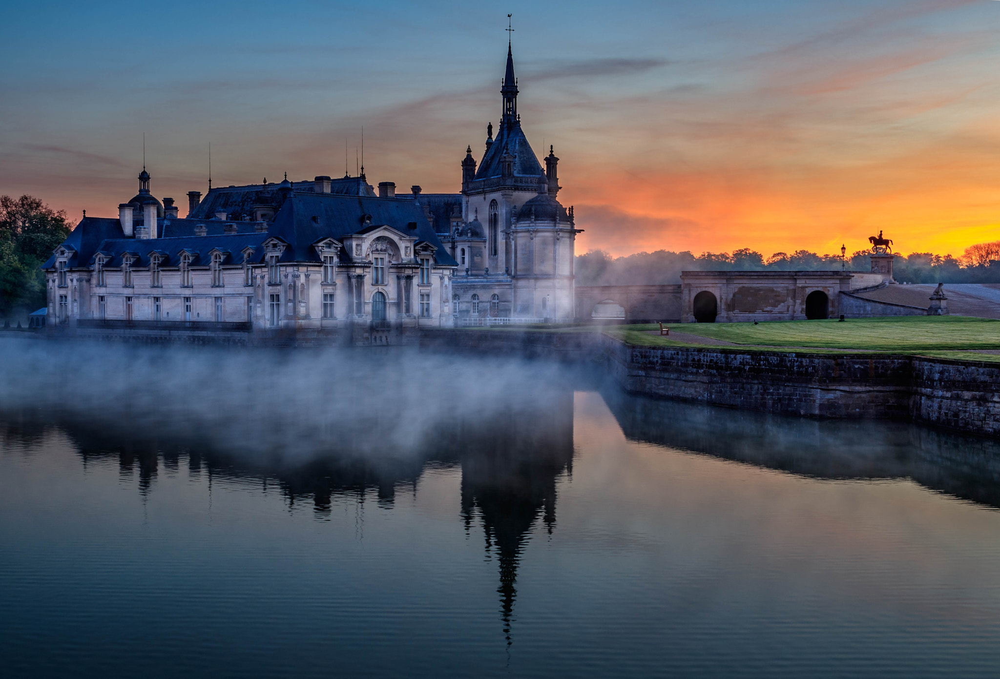 Tamron SP AF 17-50mm F2.8 XR Di II LD Aspherical (IF) sample photo. Château de chantilly in the early morning photography