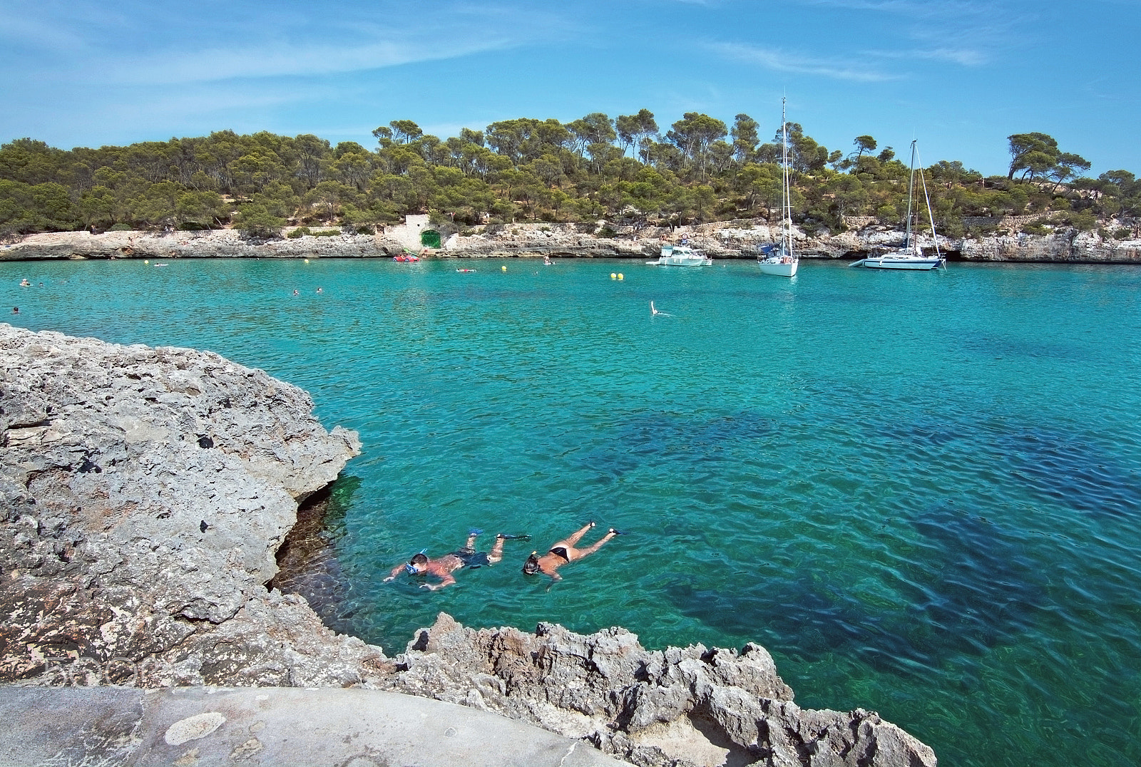 Nikon D7100 + Nikon AF Nikkor 20mm F2.8D sample photo. Couple snorkeling in clear turquoise water photography