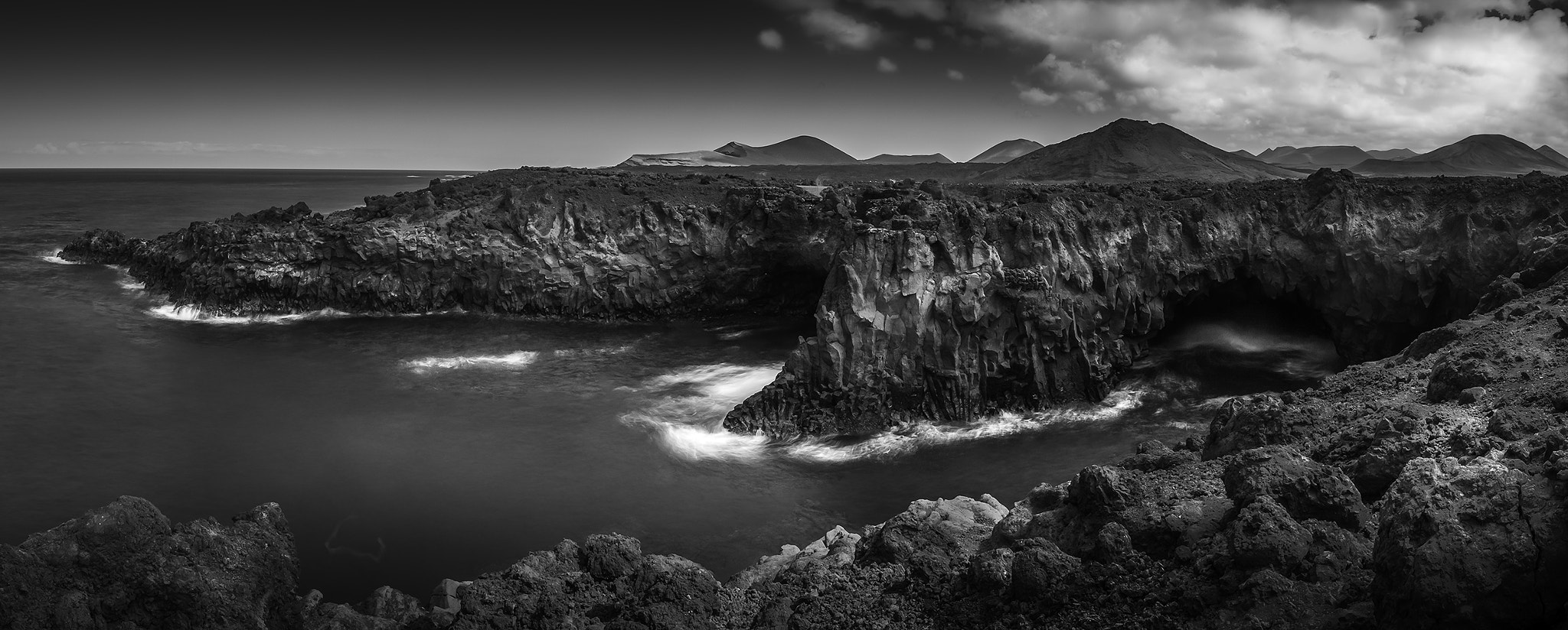 Canon EOS 700D (EOS Rebel T5i / EOS Kiss X7i) + Canon EF 16-35mm F4L IS USM sample photo. Los herveridos in mono photography