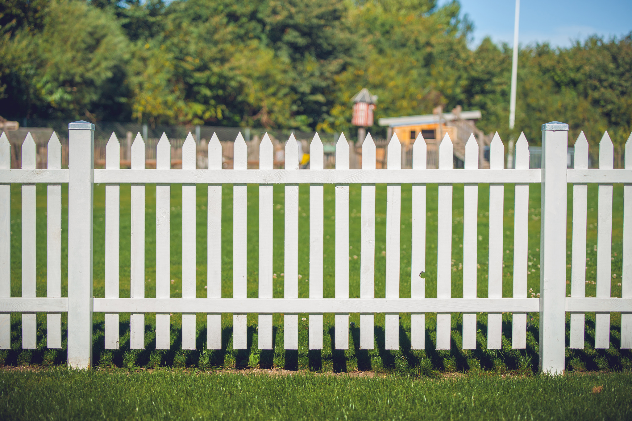 Sony 70-400mm F4-5.6 G SSM II sample photo. Wooden fence in white color photography