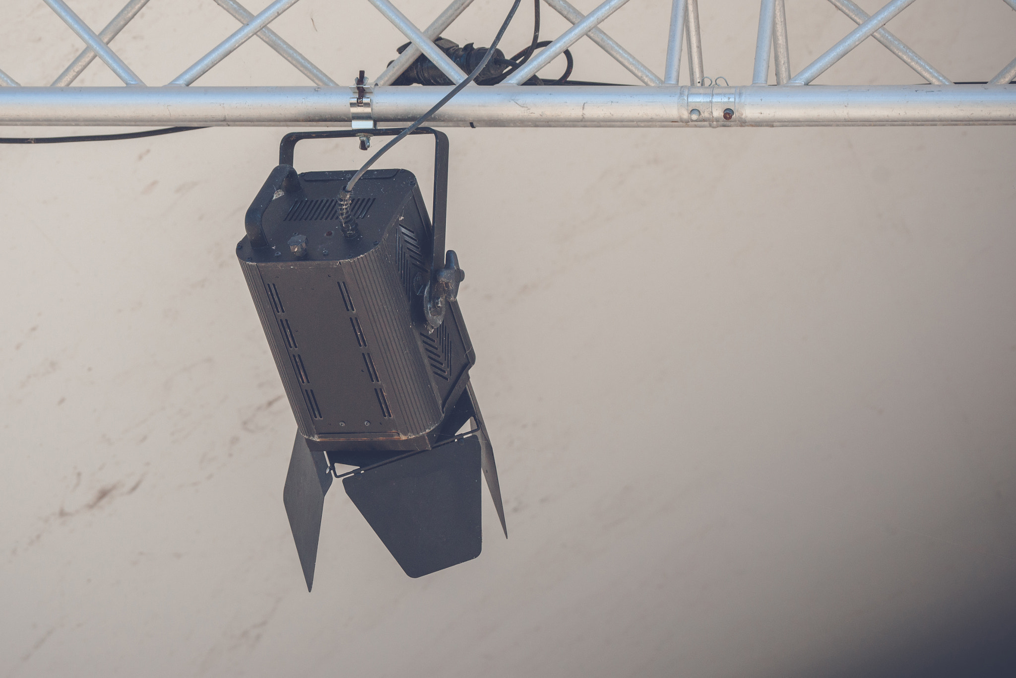 Sony 70-400mm F4-5.6 G SSM II sample photo. Spotlight lamp hanging on a metal stand photography