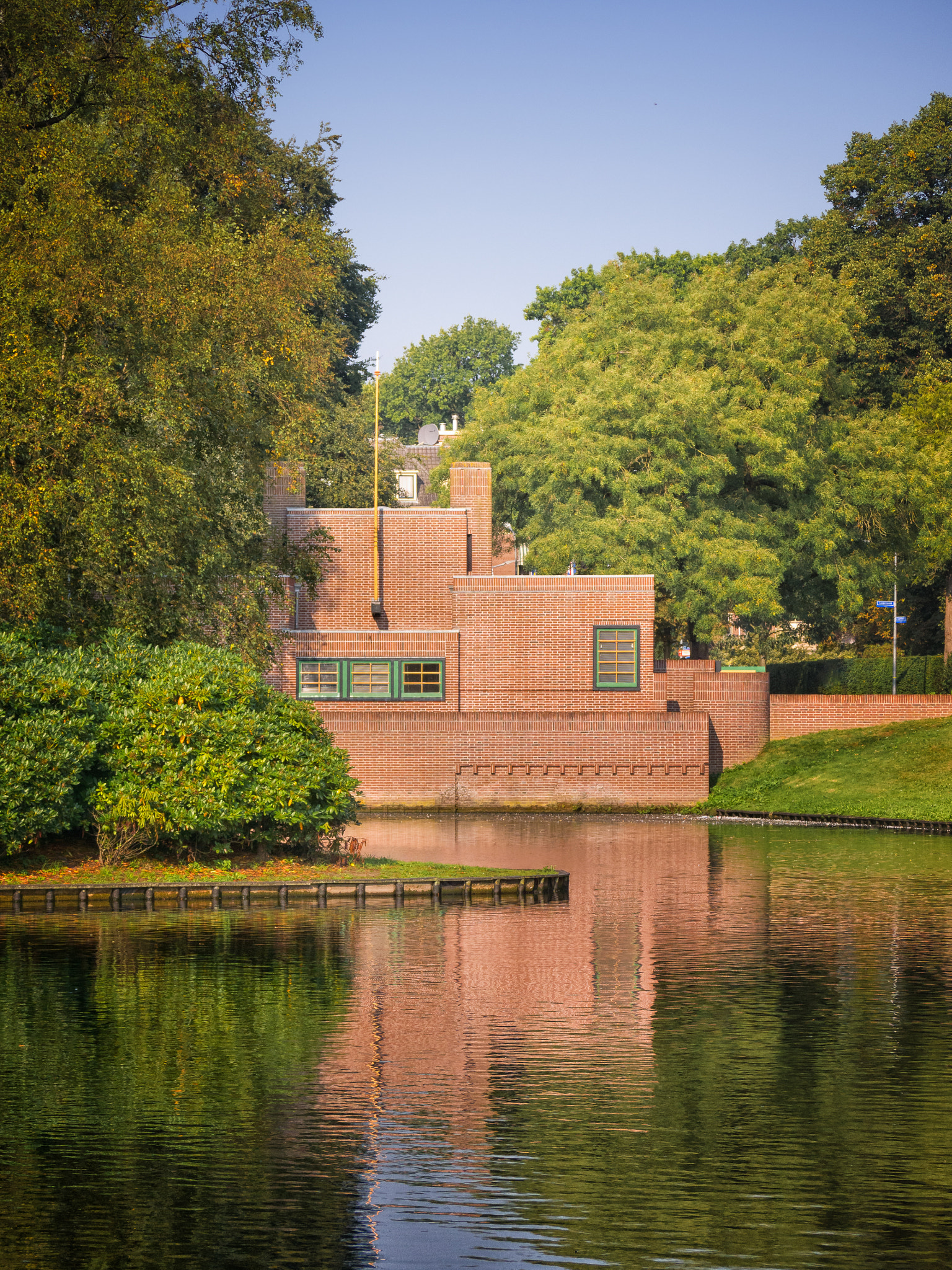 Olympus OM-D E-M10 + Panasonic Lumix G Vario 45-200mm F4-5.6 OIS sample photo. Pumphouse at the laapersveld park in hilversum photography