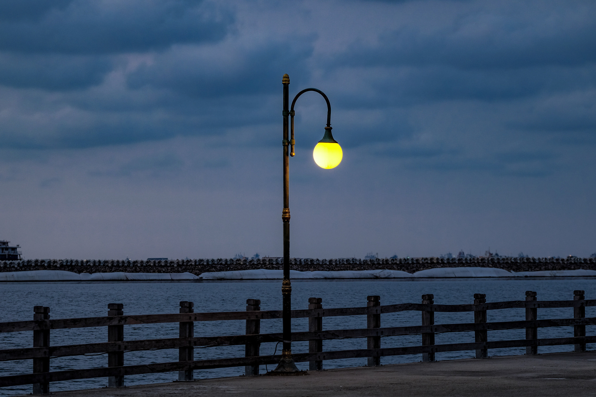 Fujifilm X-T10 + Fujifilm XF 50-140mm F2.8 R LM OIS WR sample photo. A light on an empty deck photography