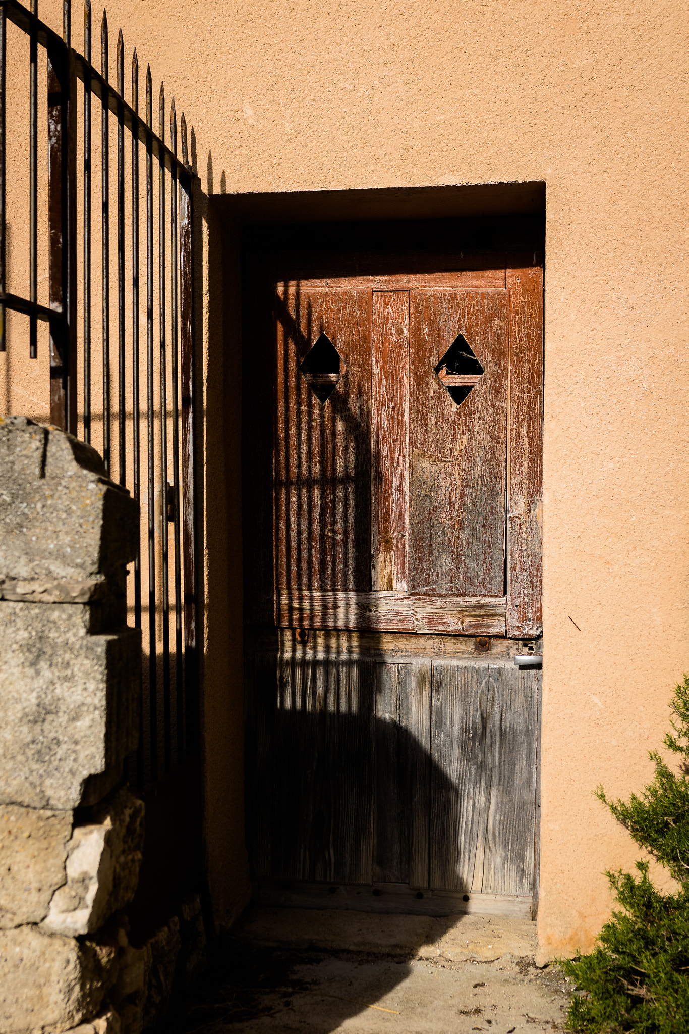 Nikon D3300 + Sigma 18-35mm F1.8 DC HSM Art sample photo. Beautiful door in barroux photography