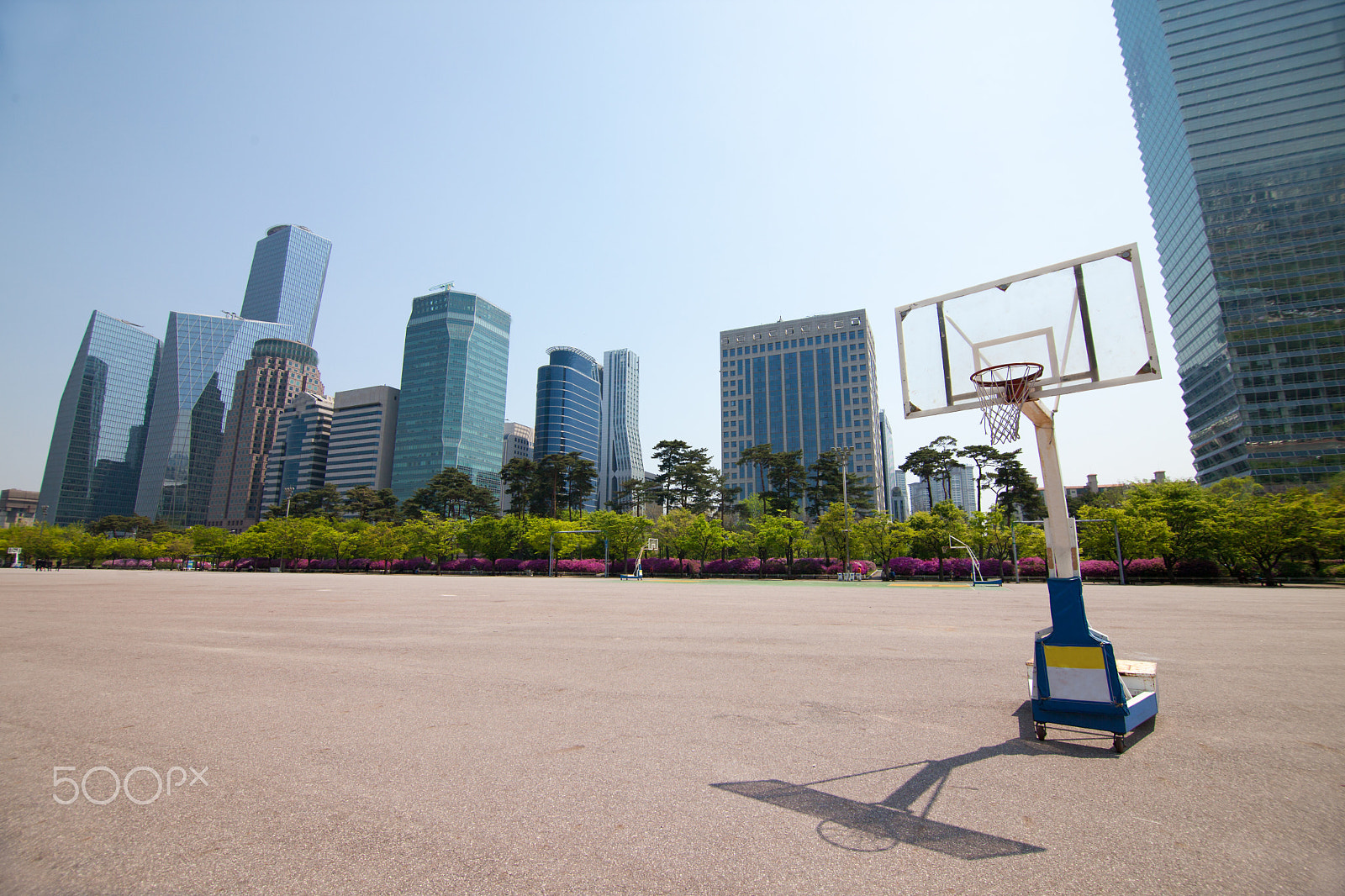 Canon EOS 5D Mark II + Tokina AT-X Pro 11-16mm F2.8 DX sample photo. Streetball court in park area near office buildings in seoul photography