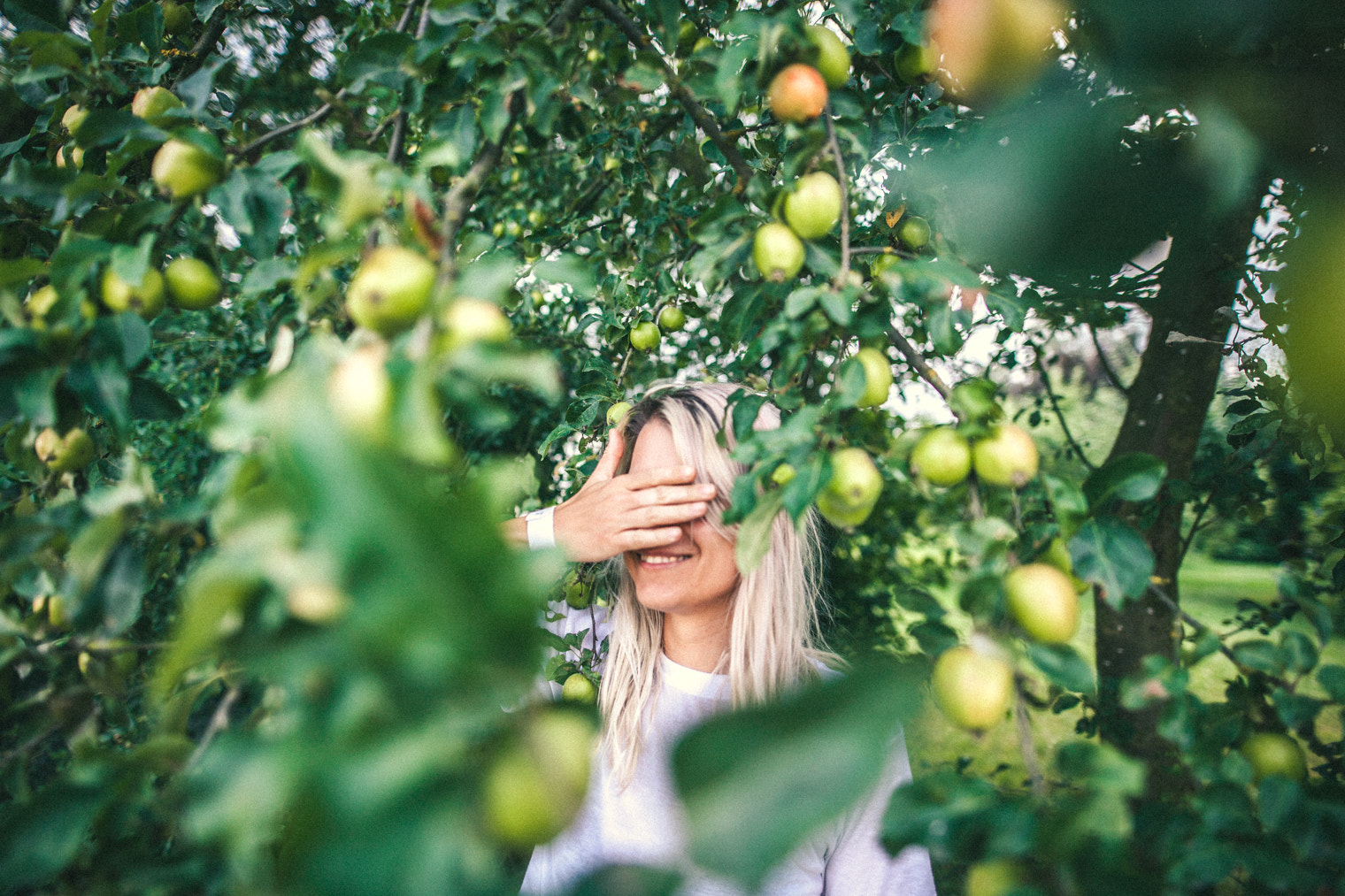 Canon EOS 5D Mark II + Sigma 20mm F1.4 DG HSM Art sample photo. Apple girl photography