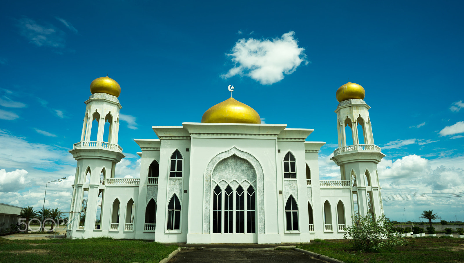 Sony a7R + ZEISS Batis 25mm F2 sample photo. White mosque photography