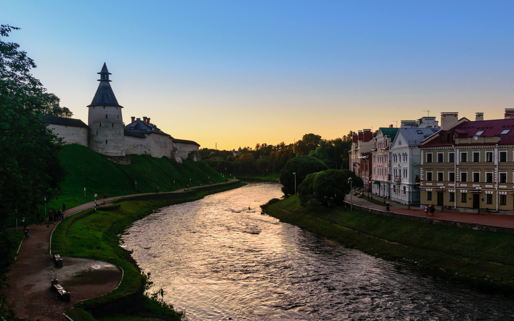 Nikon AF-S Nikkor 24-120mm F4G ED VR sample photo. Evening in pskov photography