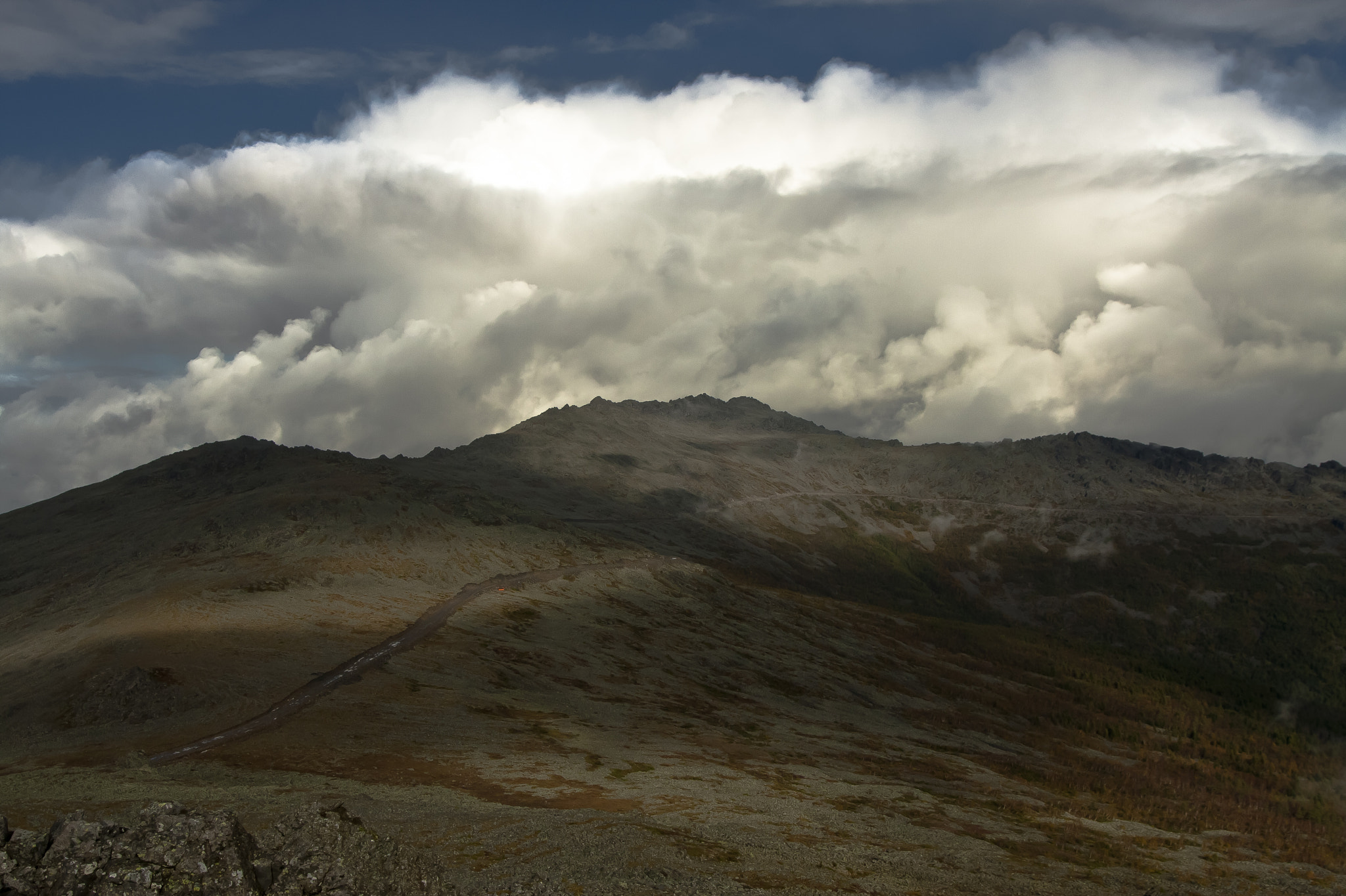 Canon EOS 40D + Sigma 20mm EX f/1.8 sample photo. The path in the mountains photography