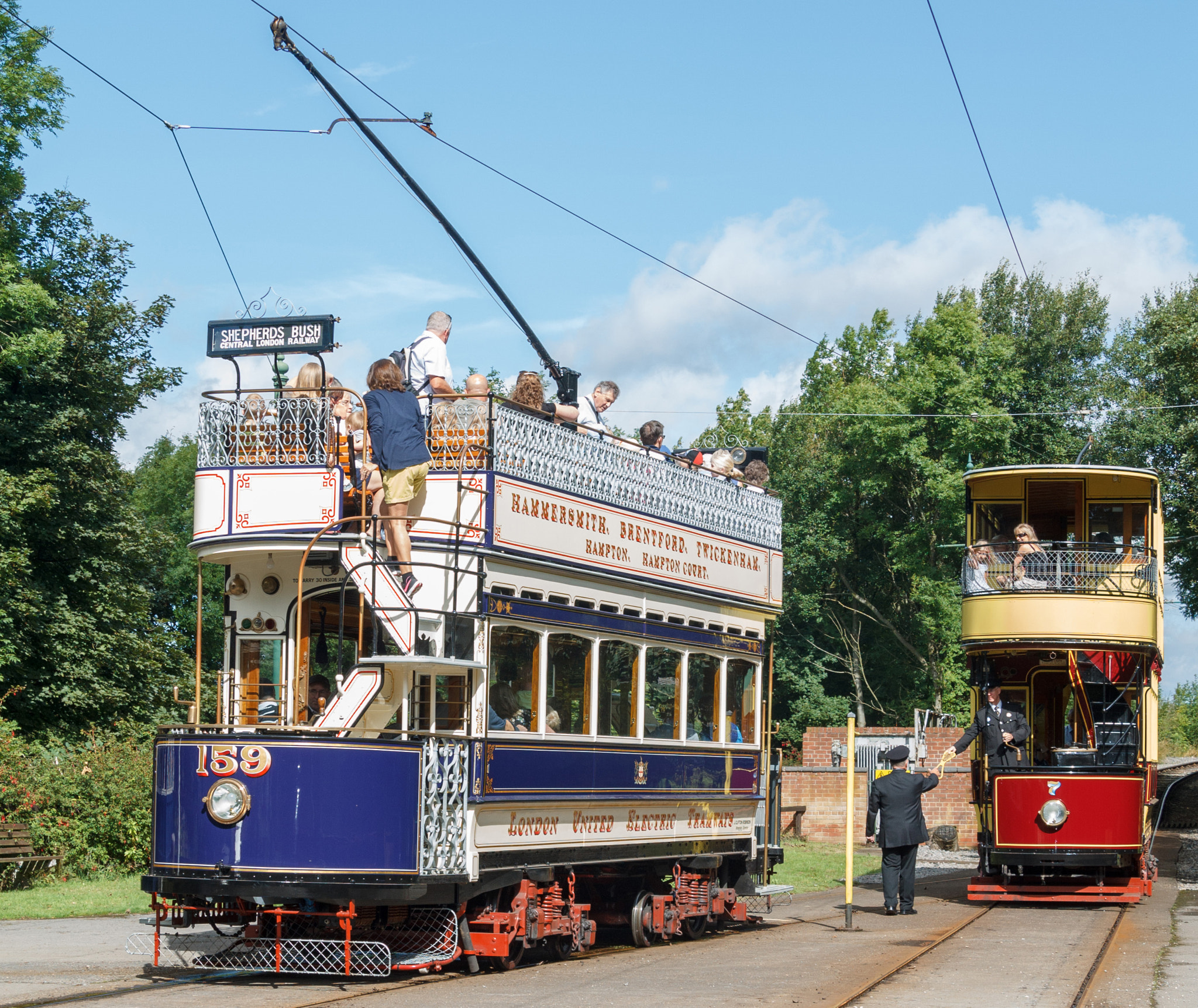 Canon EF-S 17-85mm F4-5.6 IS USM sample photo. Hand over of single line token between two trams photography