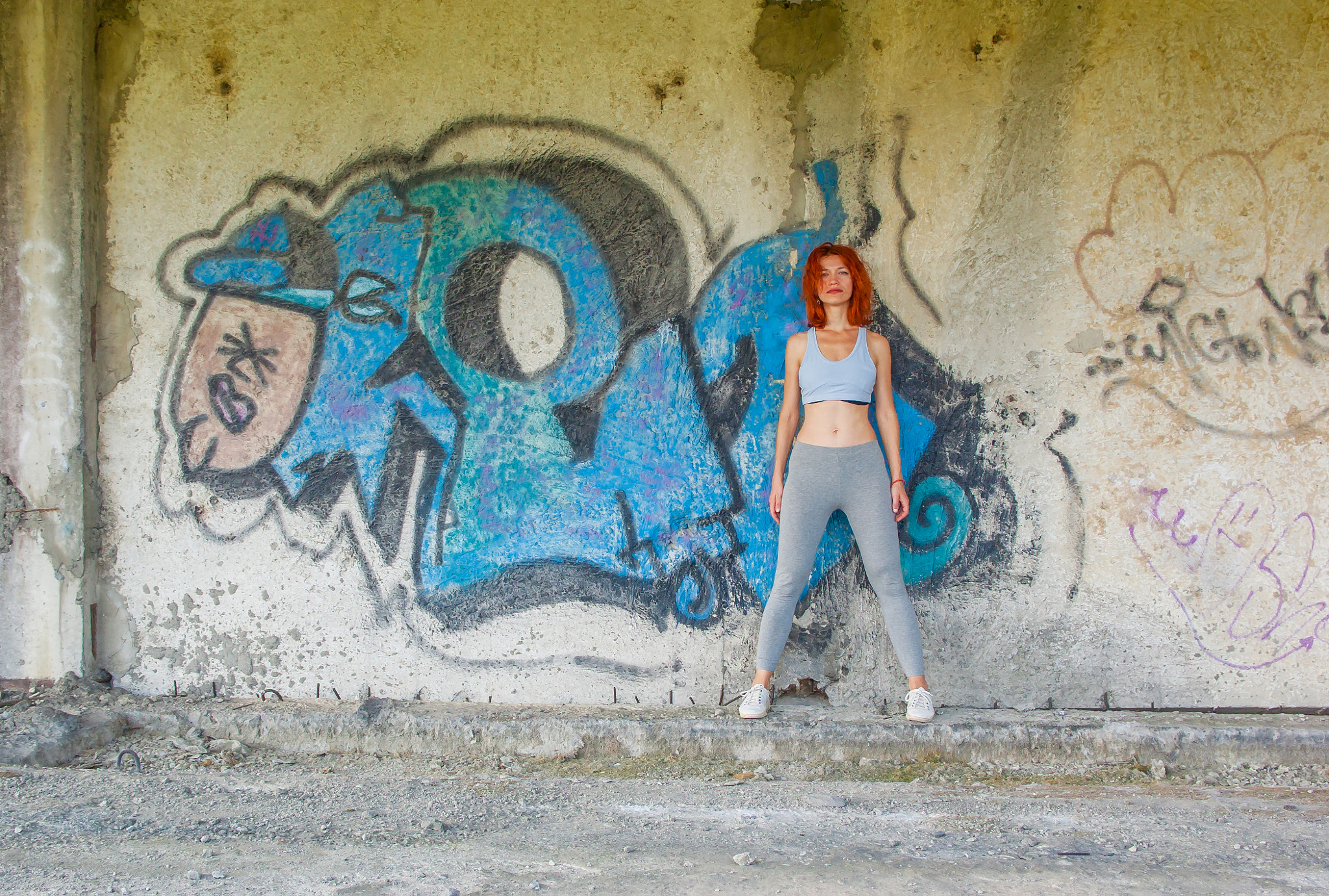 Pentax smc DA 18-55mm F3.5-5.6 ED AL II (IF) sample photo. Fitness girl on the background wall with graffiti by an unknown photography