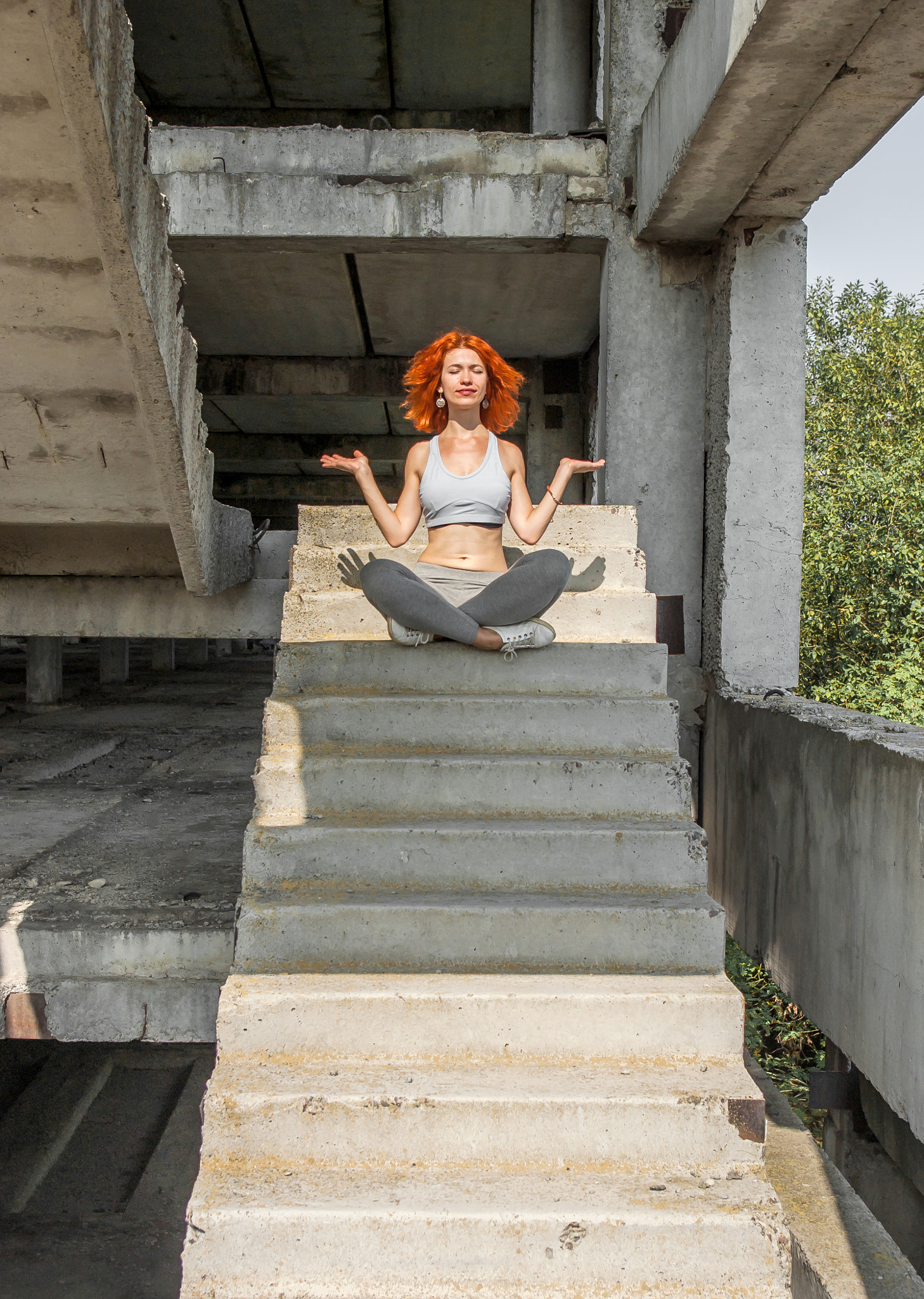 Pentax smc DA 18-55mm F3.5-5.6 ED AL II (IF) sample photo. Fitness girl on the old stairs in an abandoned factory photography