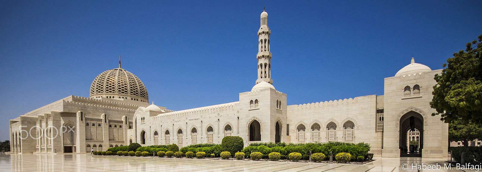 Canon EOS 100D (EOS Rebel SL1 / EOS Kiss X7) + Sigma 10-20mm F4-5.6 EX DC HSM sample photo. Sultan qaboos grand mosque photography