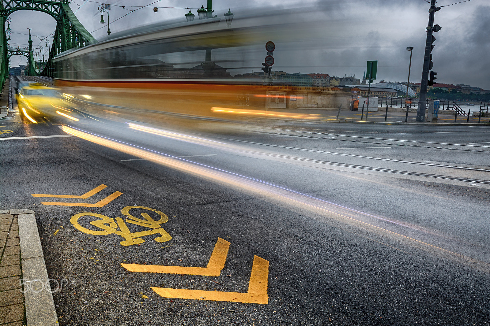 Nikon AF-S Nikkor 17-35mm F2.8D ED-IF sample photo. Traffic light tracks photography