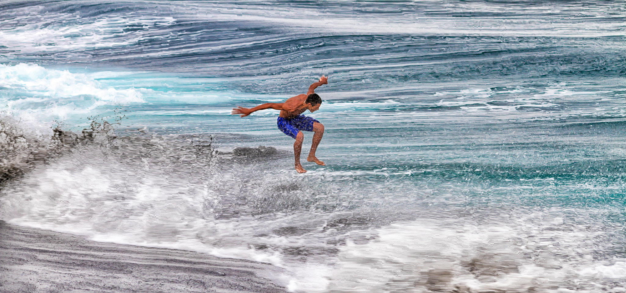 Sigma 70-300mm F4-5.6 APO DG Macro sample photo. Big waves and jumper in reunion island photography