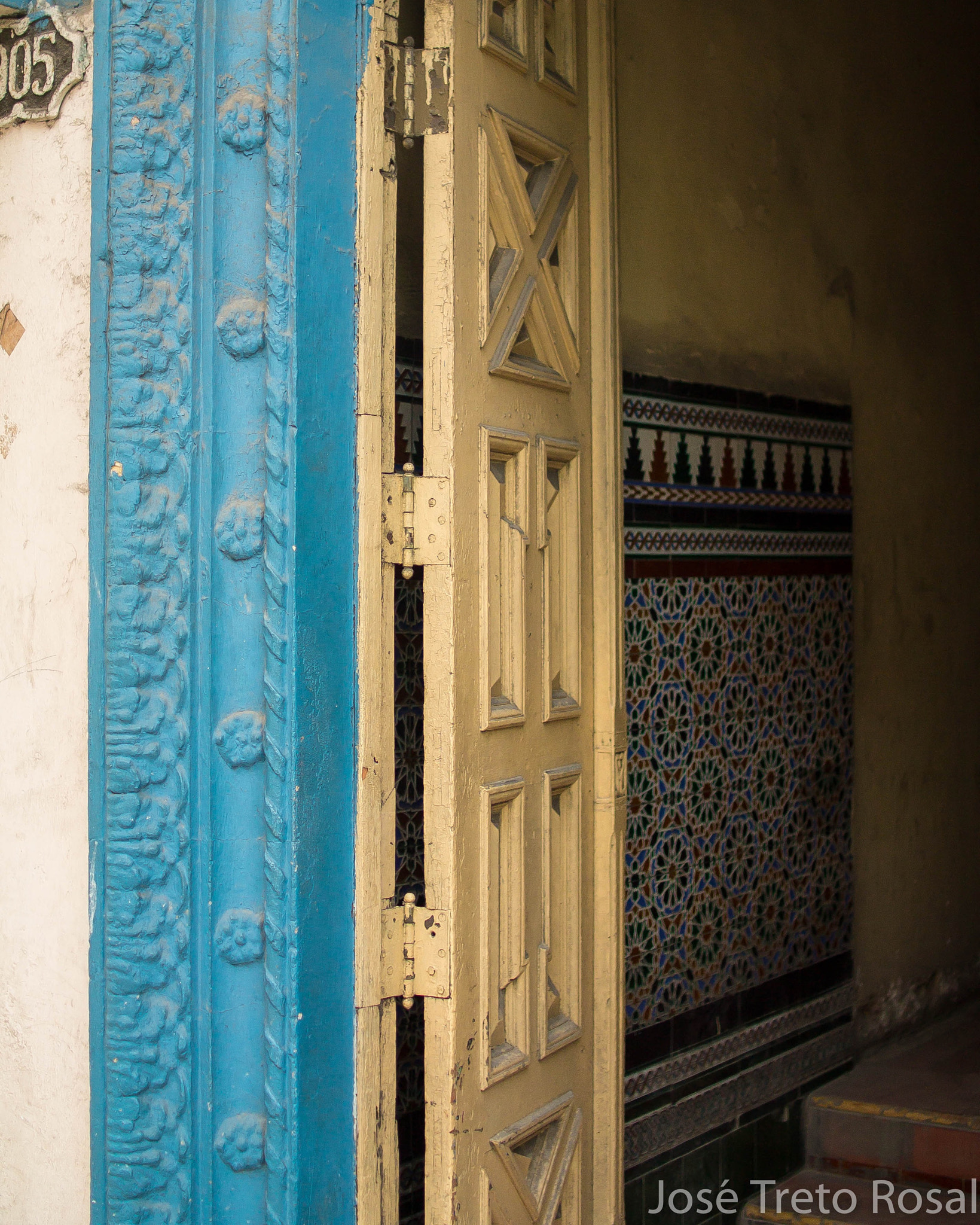 Sigma 30mm F1.4 EX DC HSM sample photo. Vintage door in centro habana photography