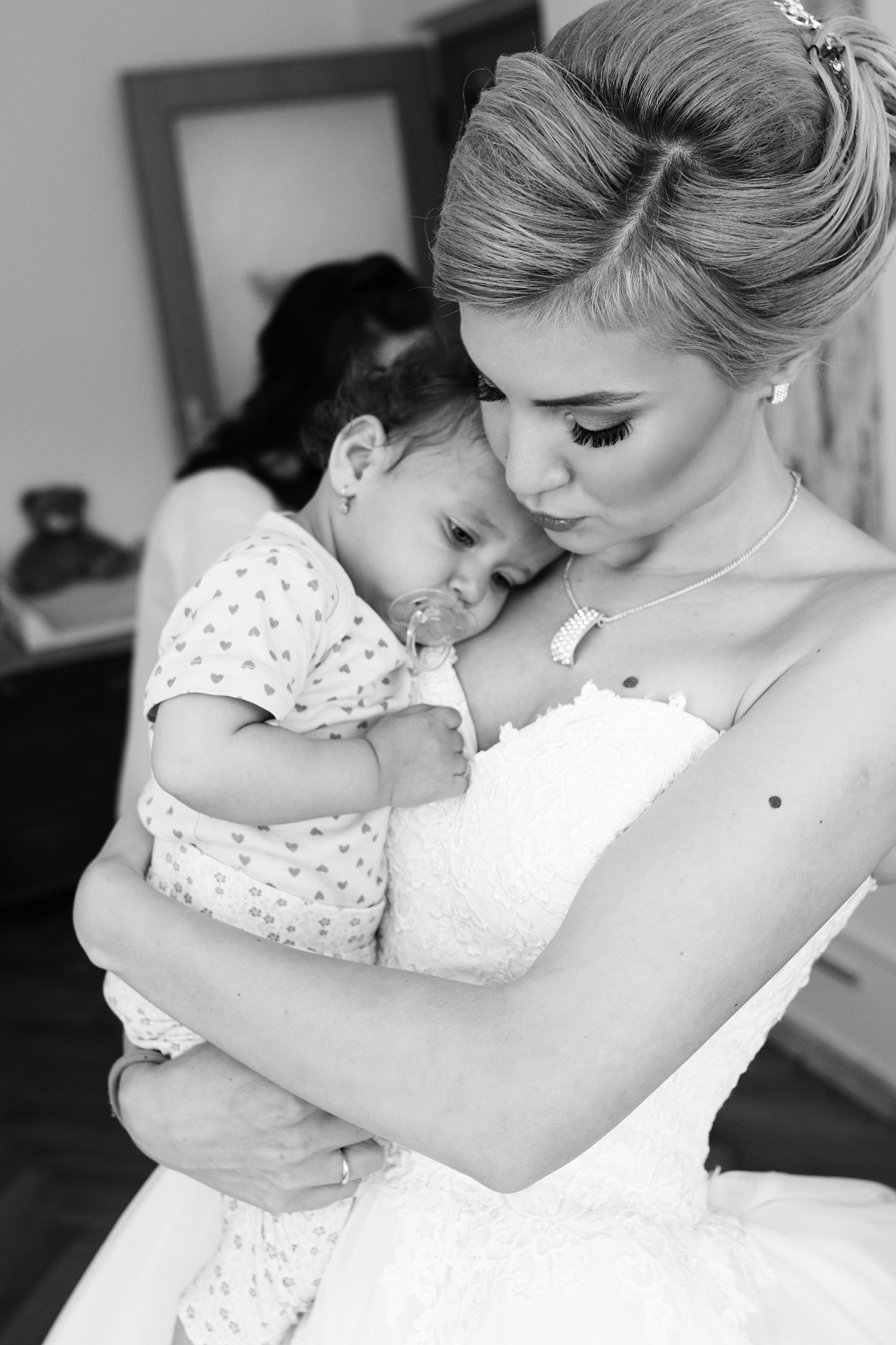 Sigma 24mm F1.4 DG HSM Art sample photo. Beautiful mum and bride photography