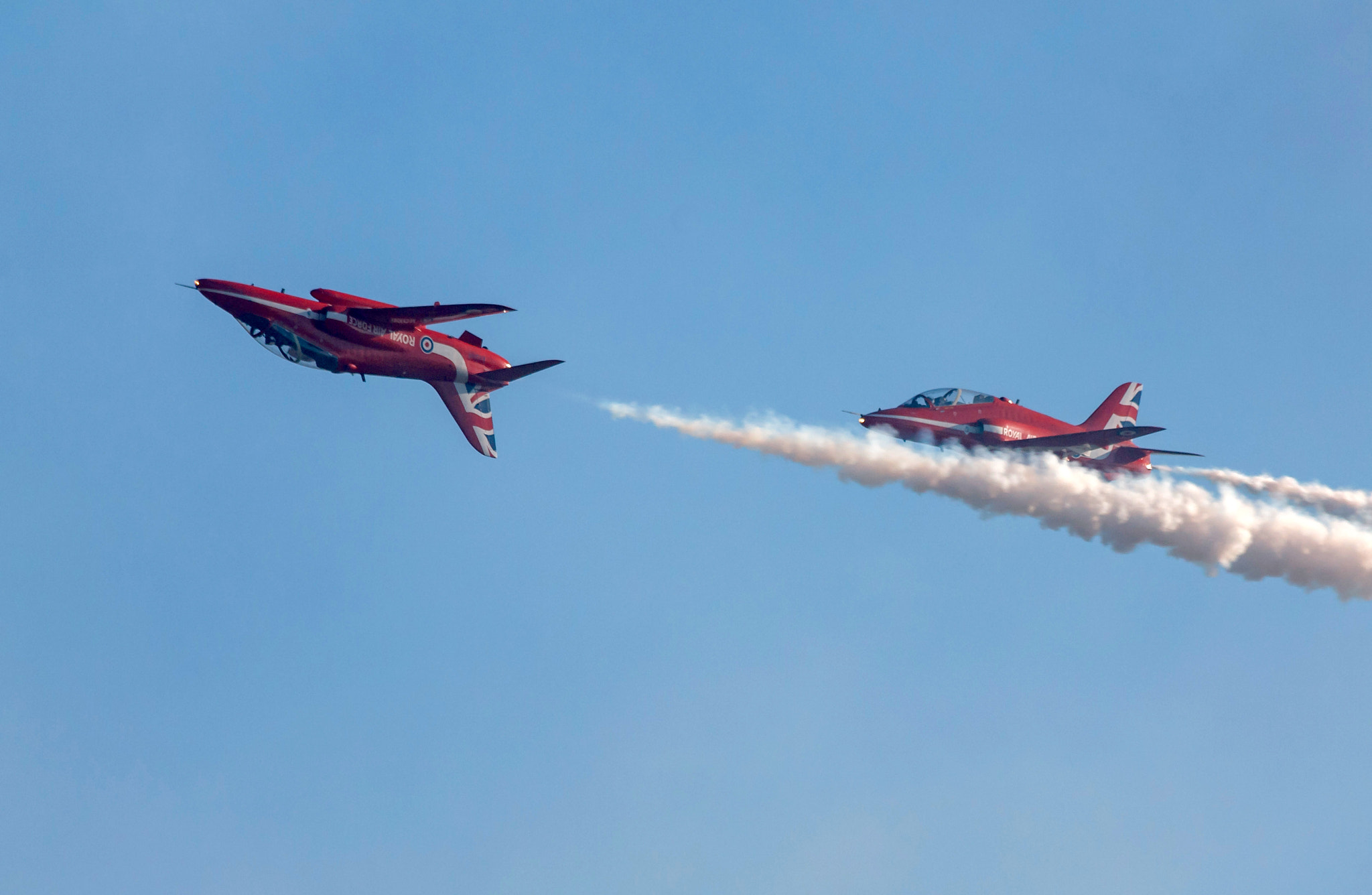 Canon EF 70-300mm F4-5.6 IS USM sample photo. Red arrows mirror photography