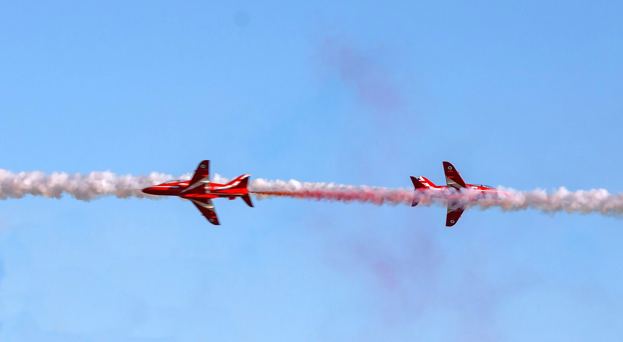 Canon EF 70-300mm F4-5.6 IS USM sample photo. Red arrows crossover photography