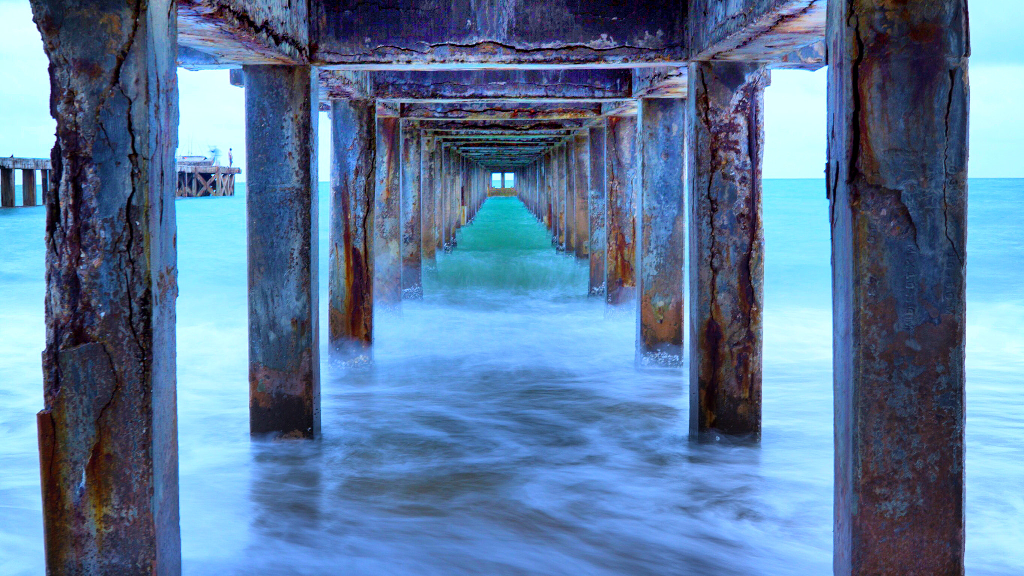 Sony a5100 + Sony Distagon T* FE 35mm F1.4 ZA sample photo. Wave under brigde photography