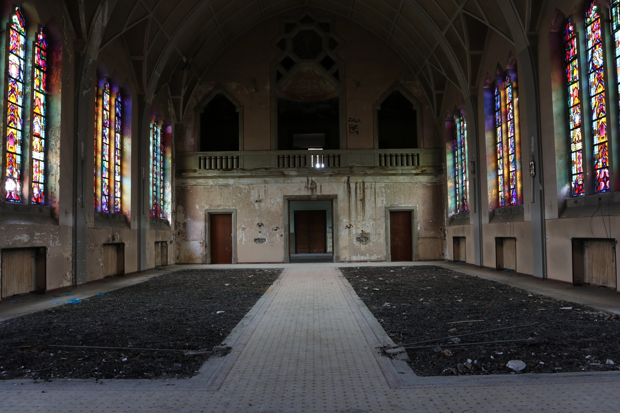 Canon EOS 760D (EOS Rebel T6s / EOS 8000D) + Canon EF 17-40mm F4L USM sample photo. Chapelle abandonnée photography