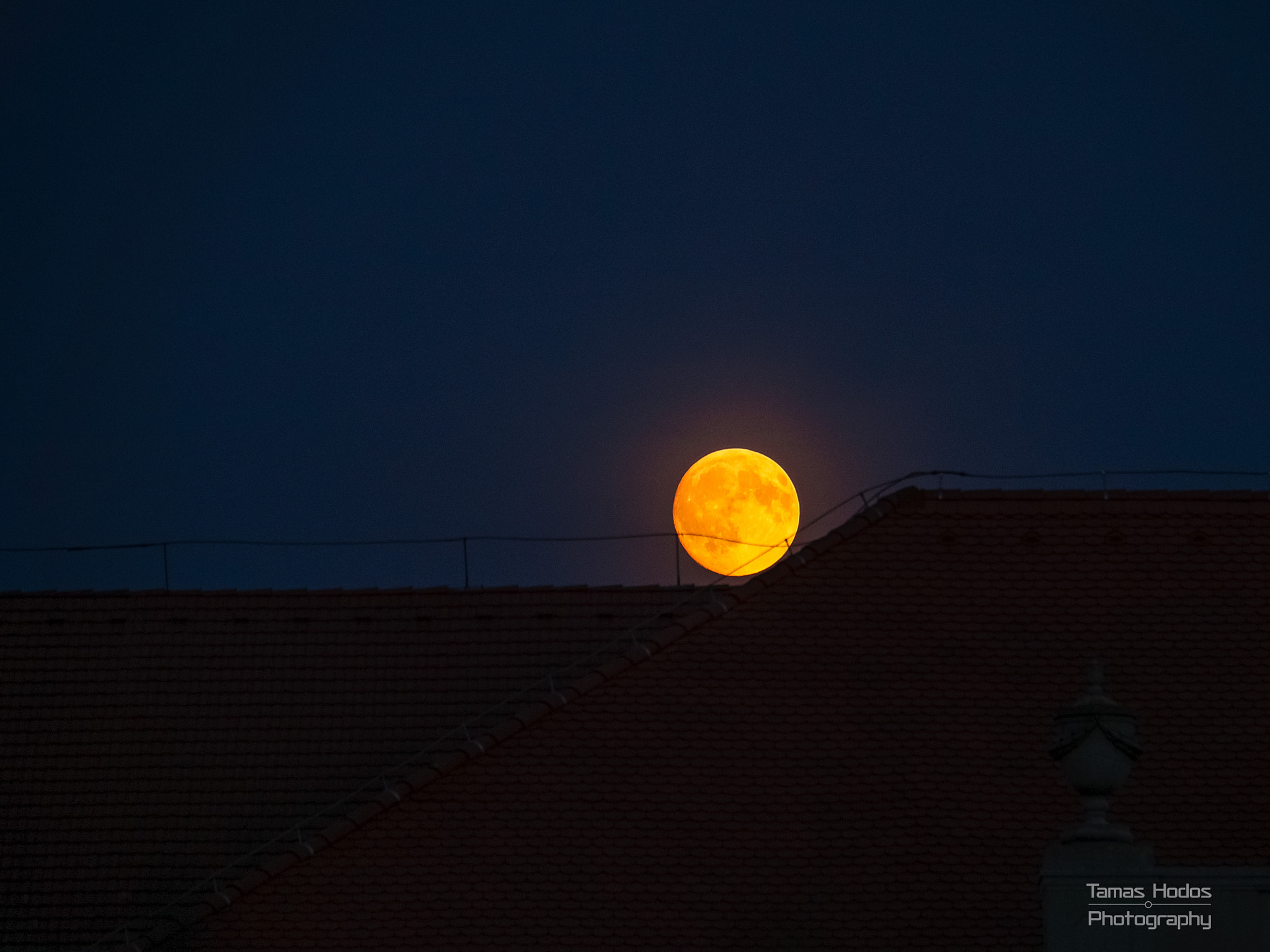 Sony E 18-200mm F3.5-6.3 OSS LE sample photo. Red ball on the house photography