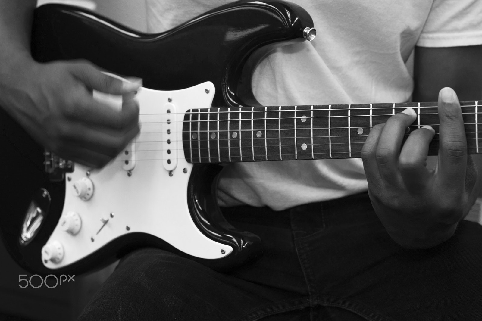 Canon EOS 750D (EOS Rebel T6i / EOS Kiss X8i) sample photo. B&w guitar player photography