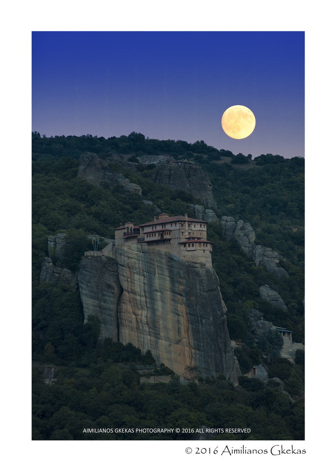 Canon EOS 760D (EOS Rebel T6s / EOS 8000D) sample photo. Full moon over meteora's blue sky photography