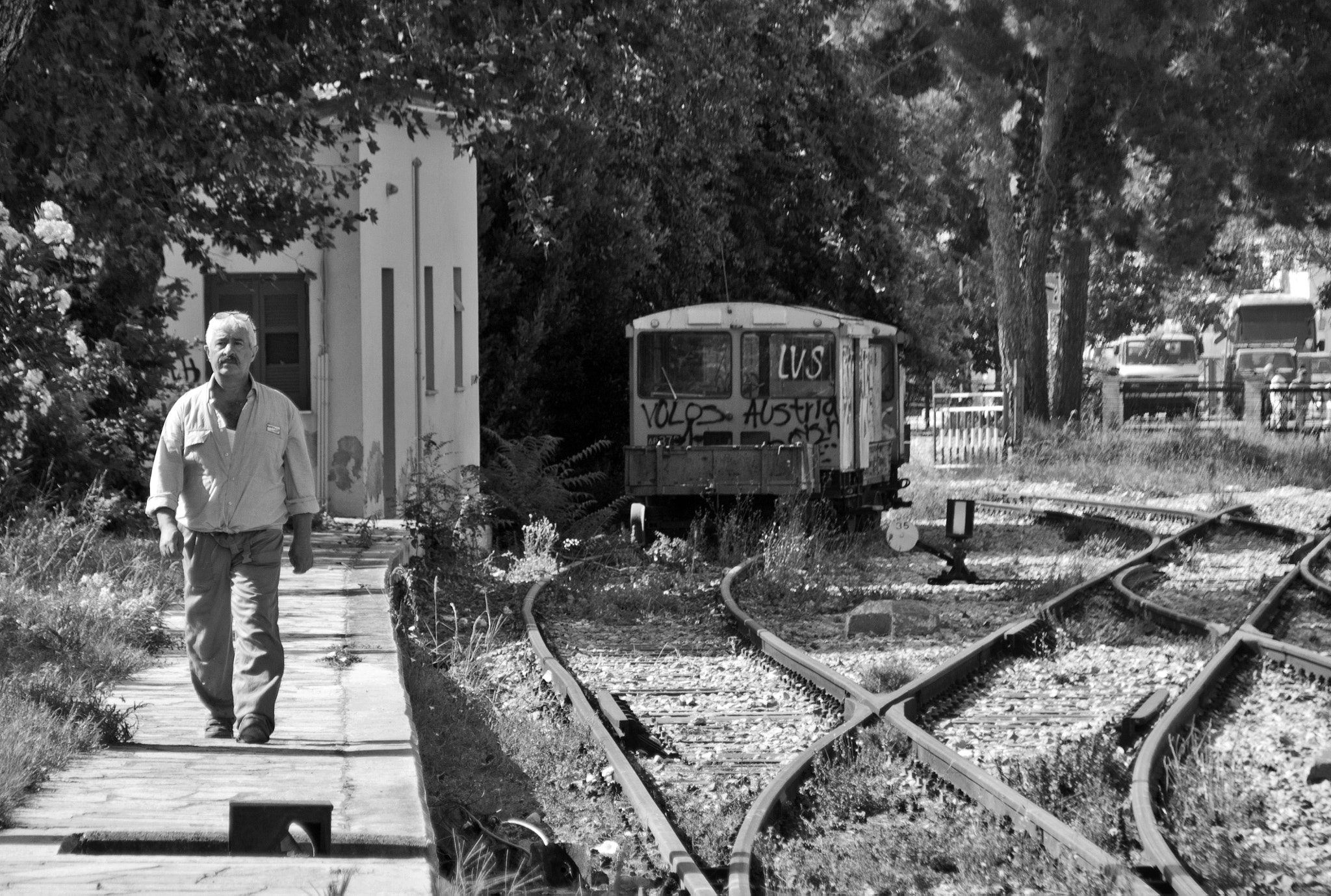 Canon EOS 100D (EOS Rebel SL1 / EOS Kiss X7) sample photo. Railway worker photography