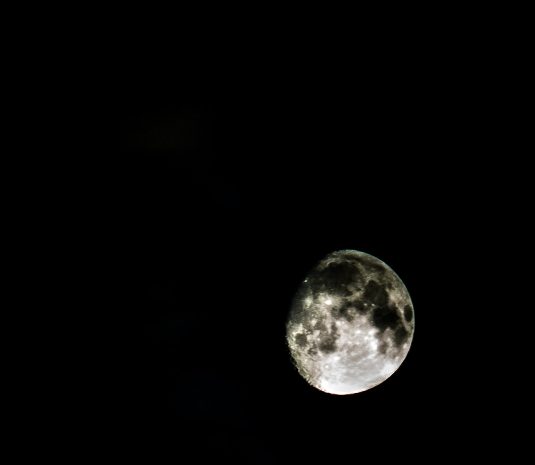 Canon EOS 1200D (EOS Rebel T5 / EOS Kiss X70 / EOS Hi) + Canon EF 35-80mm f/4-5.6 sample photo. Moon photography