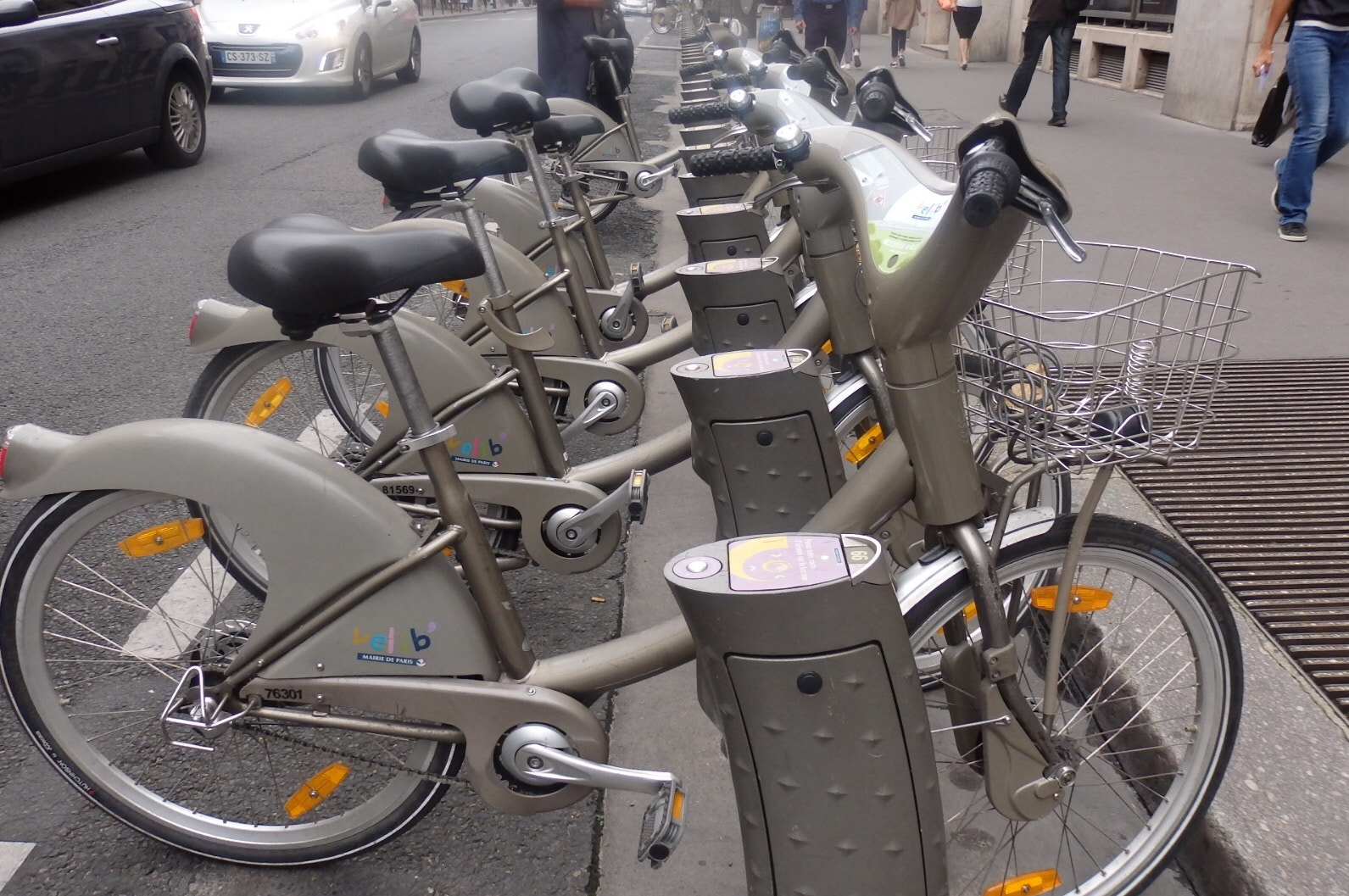 Olympus SZ-16,DZ-105 sample photo. Row of bycicles photography