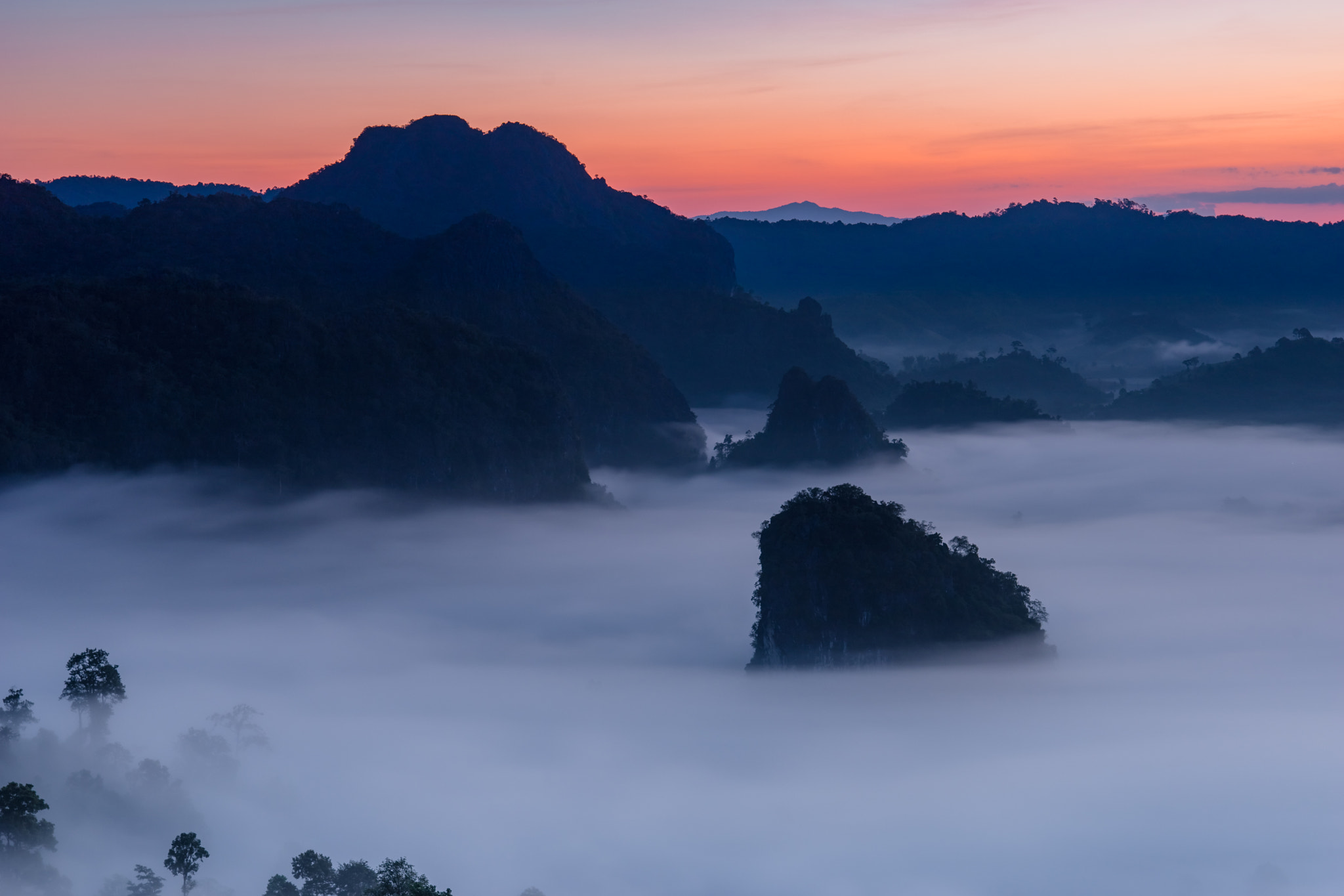 Sony a7 + Sony Vario-Sonnar T* 24-70mm F2.8 ZA SSM sample photo. Mountains under mist in the morning, phu lang ka, phayao, thaila photography