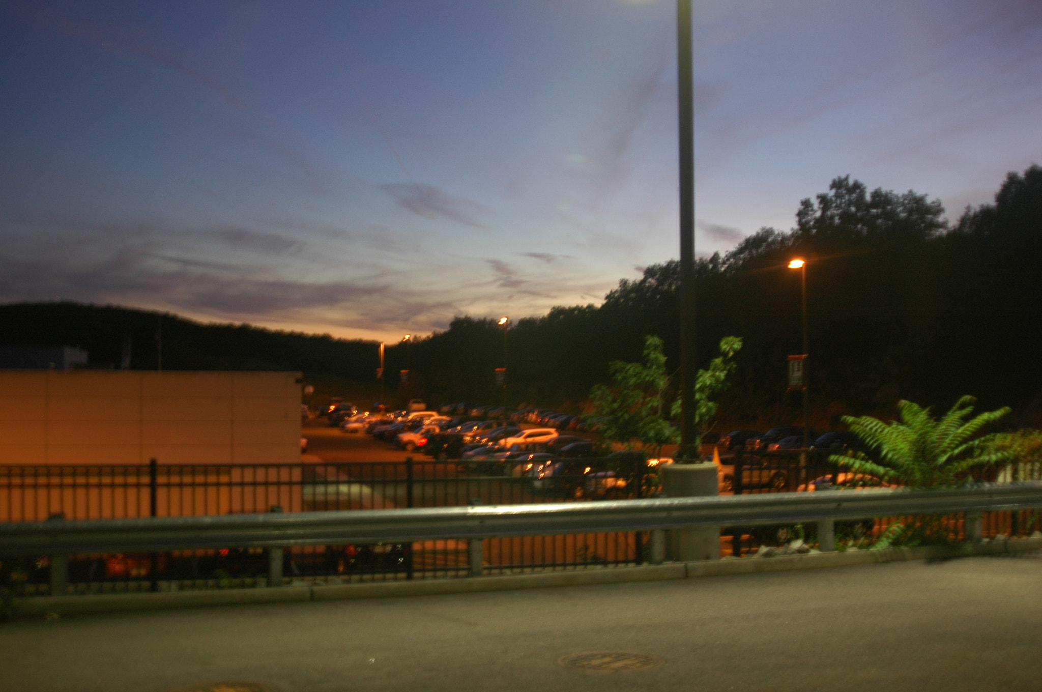 Nikon D70s + AF Zoom-Nikkor 24-120mm f/3.5-5.6D IF sample photo. Night view of a parking lot photography