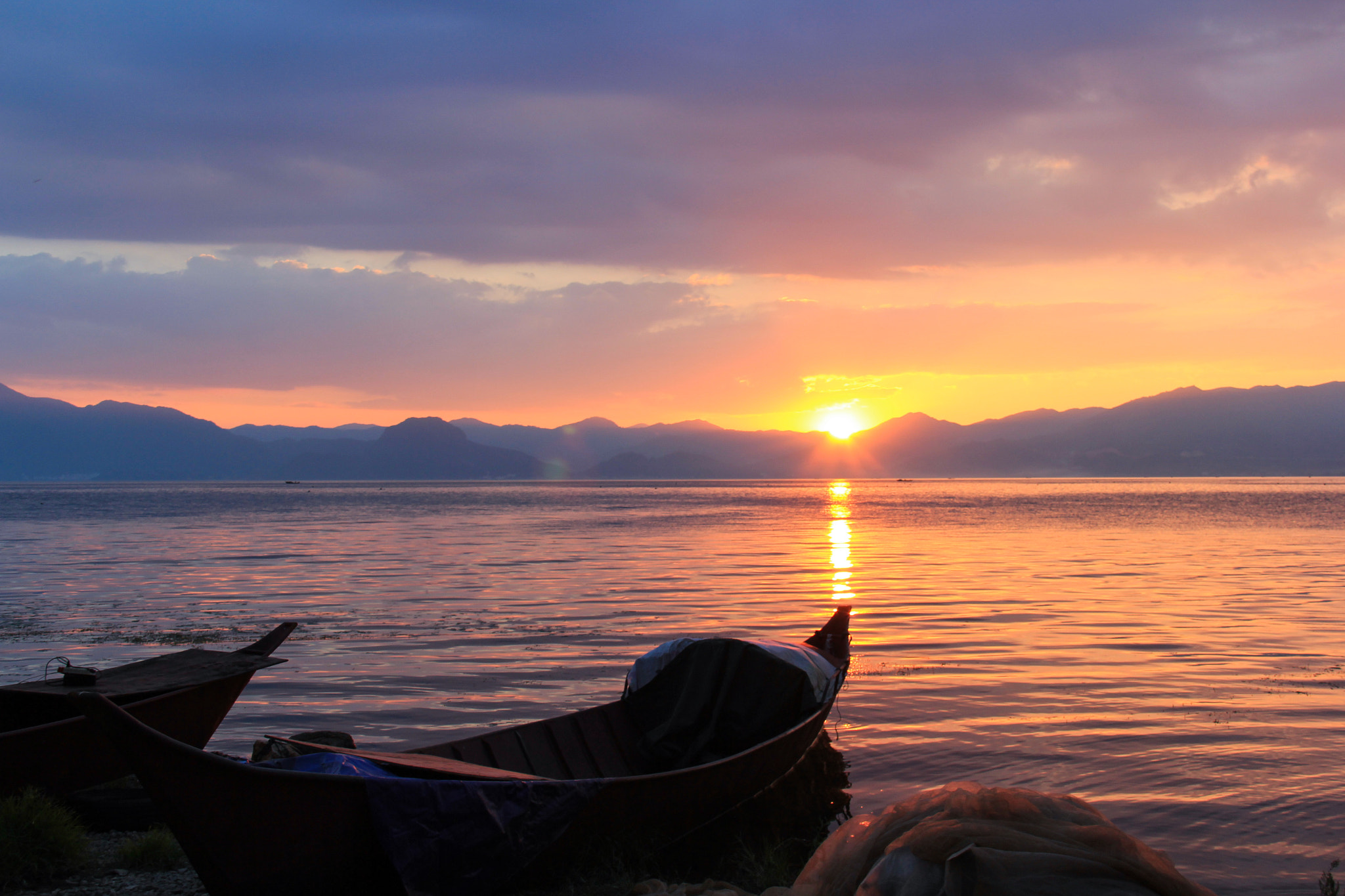 Canon EOS 60D + Canon EF-S 18-200mm F3.5-5.6 IS sample photo. Sunset over the fuxian lake,china. photography