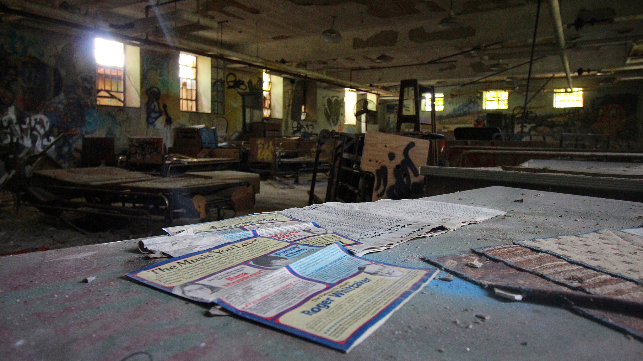Canon EF-S 10-18mm F4.5–5.6 IS STM sample photo. Abandoned desks in a hospital photography