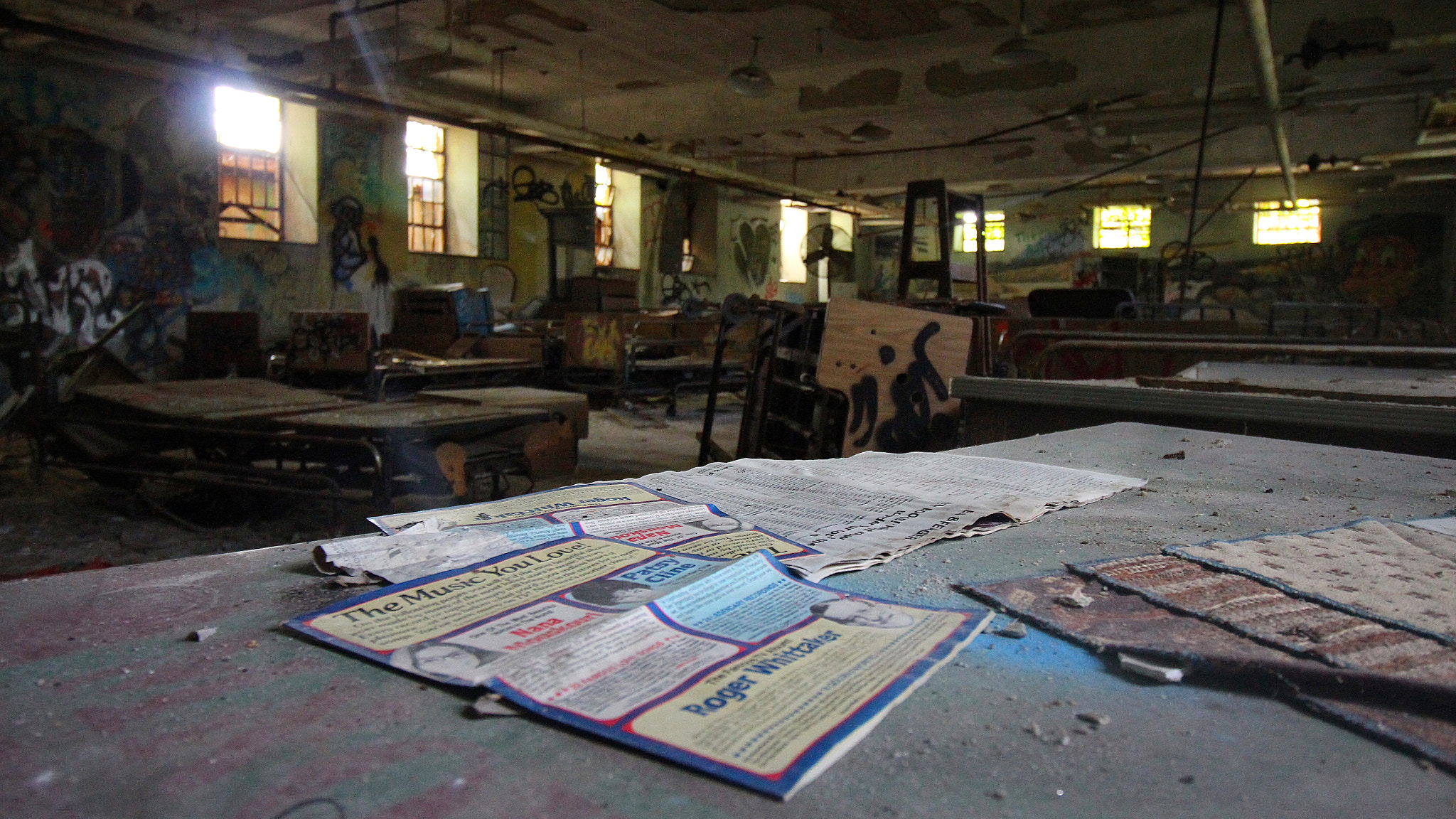 Canon EOS 700D (EOS Rebel T5i / EOS Kiss X7i) sample photo. Abandoned desks in a hospital photography