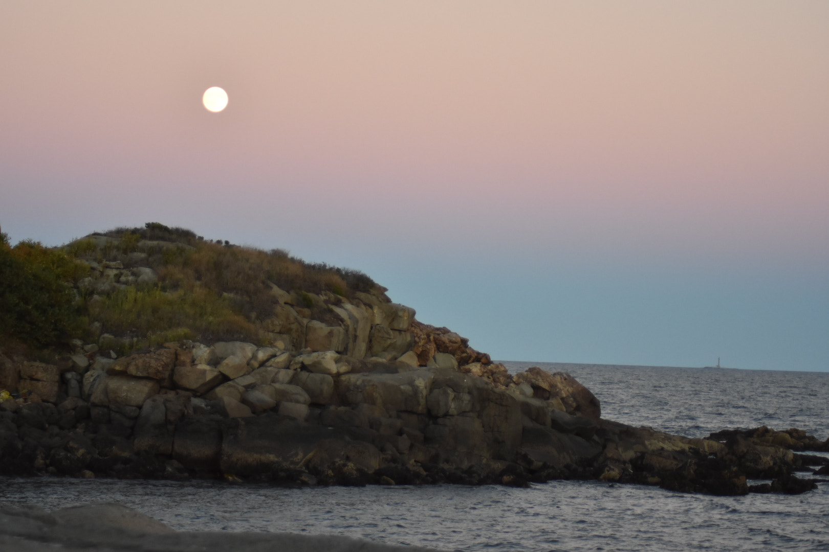 Nikon AF Nikkor 70-300mm F4-5.6G sample photo. To night moon photography