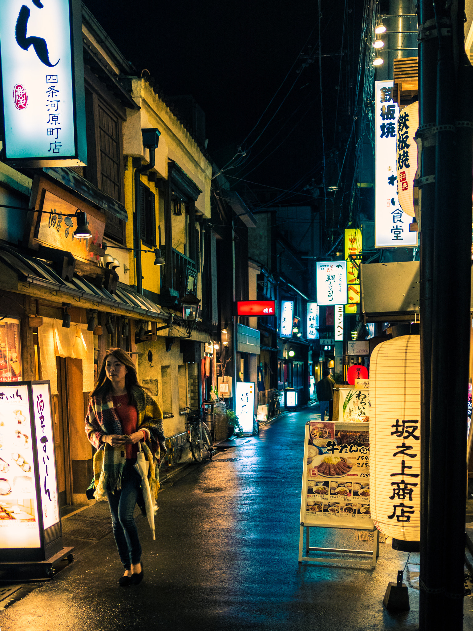 Olympus OM-D E-M5 II + LUMIX G 20/F1.7 II sample photo. Night walks in kyoto photography
