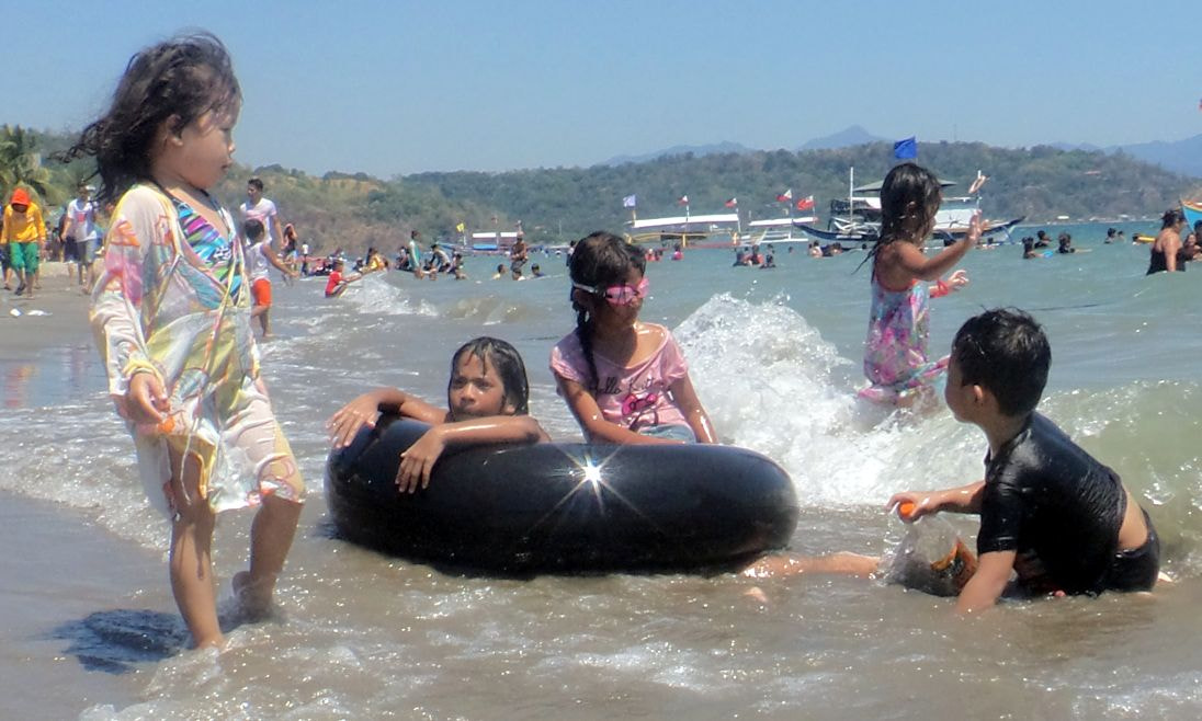 Sony Cyber-shot DSC-TF1 sample photo. Kids on the beach photography