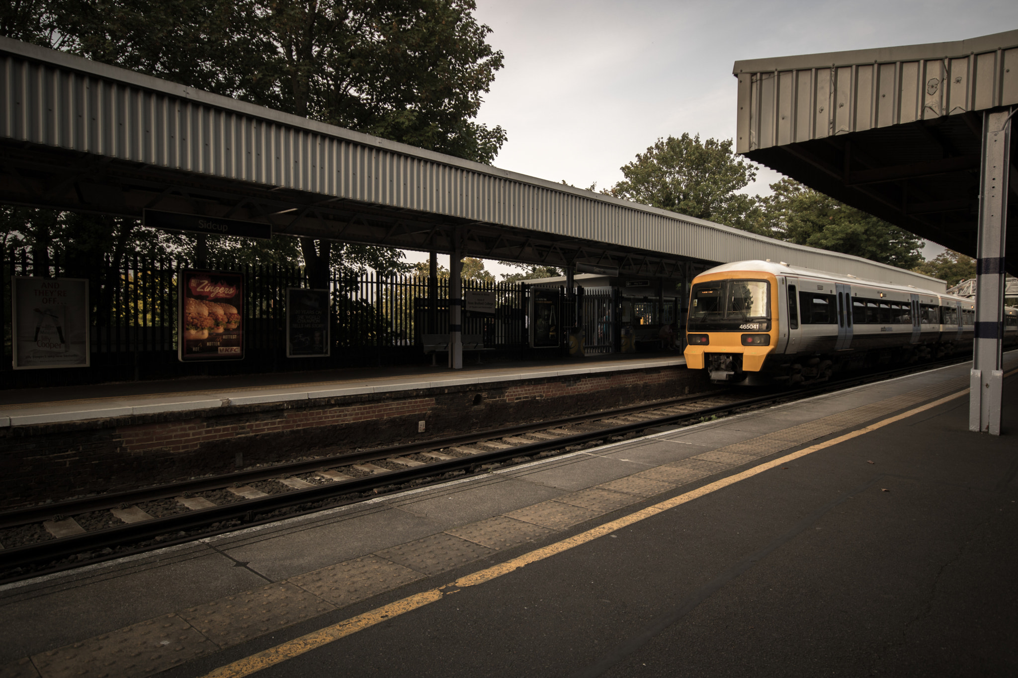 Canon EOS 760D (EOS Rebel T6s / EOS 8000D) + Sigma 10-20mm F4-5.6 EX DC HSM sample photo. Commuter photography