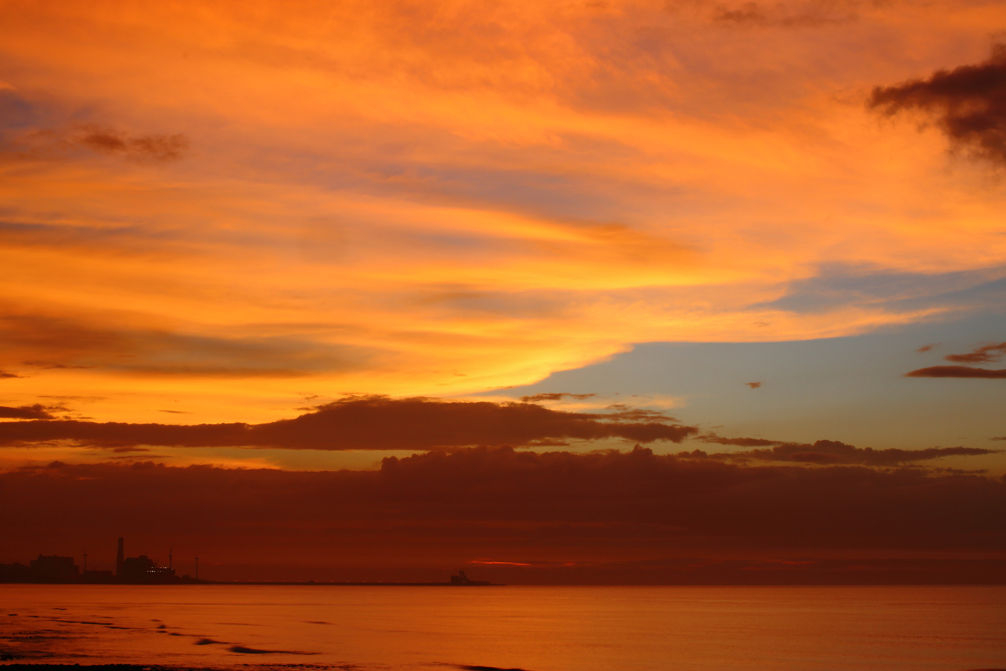 Canon EOS 70D + Canon EF 35mm F1.4L USM sample photo. 夕陽雲彩 photography